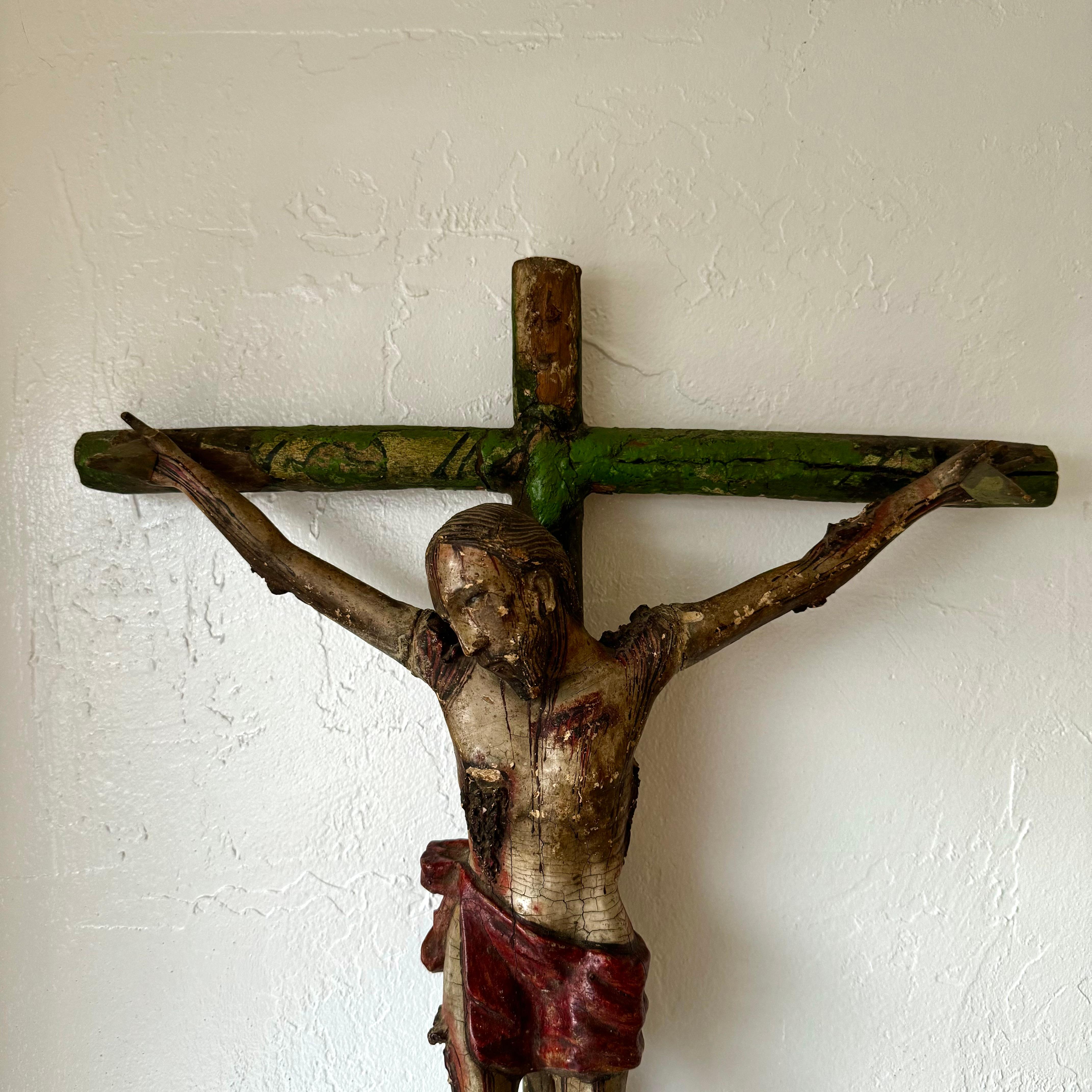 Nous vous proposons ce Cristo magnifiquement sculpté, peint et détaillé, représentant Jésus cloué sur la croix. J'ai demandé à un expert de l'examiner et il pense que le personnage de Jésus date du 17e siècle et que la croix date probablement du 18e