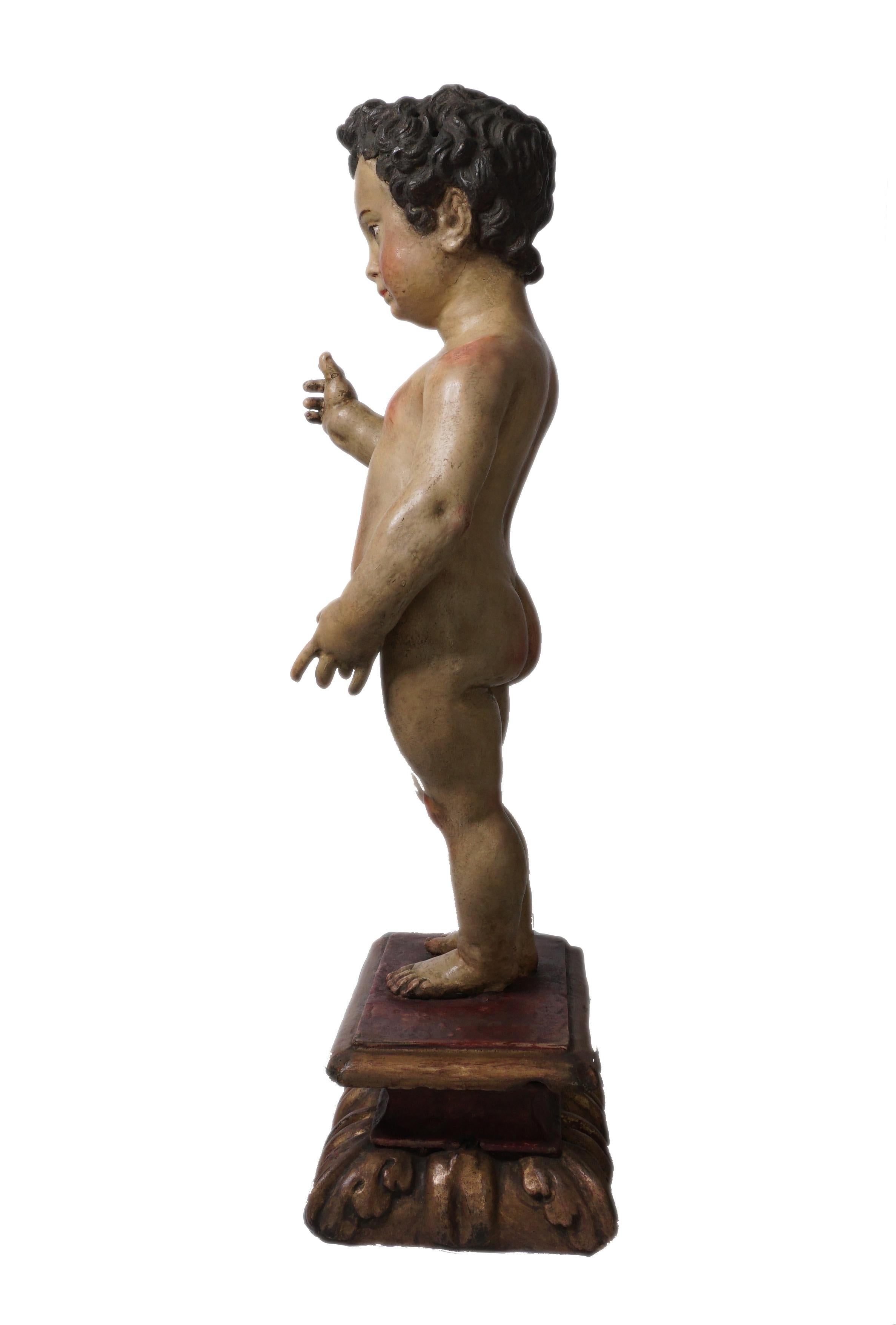 Hermoso Cristo Niño Siglo XVII Atribuido a Martínez Montañés
Realizado en Policromía y Plomo con engobe, El Niño desnudo, bendiciendo en actitud naturalista, extendiéndose por toda España.
Su rostro de rasgos dulces, el magnífico tratamiento