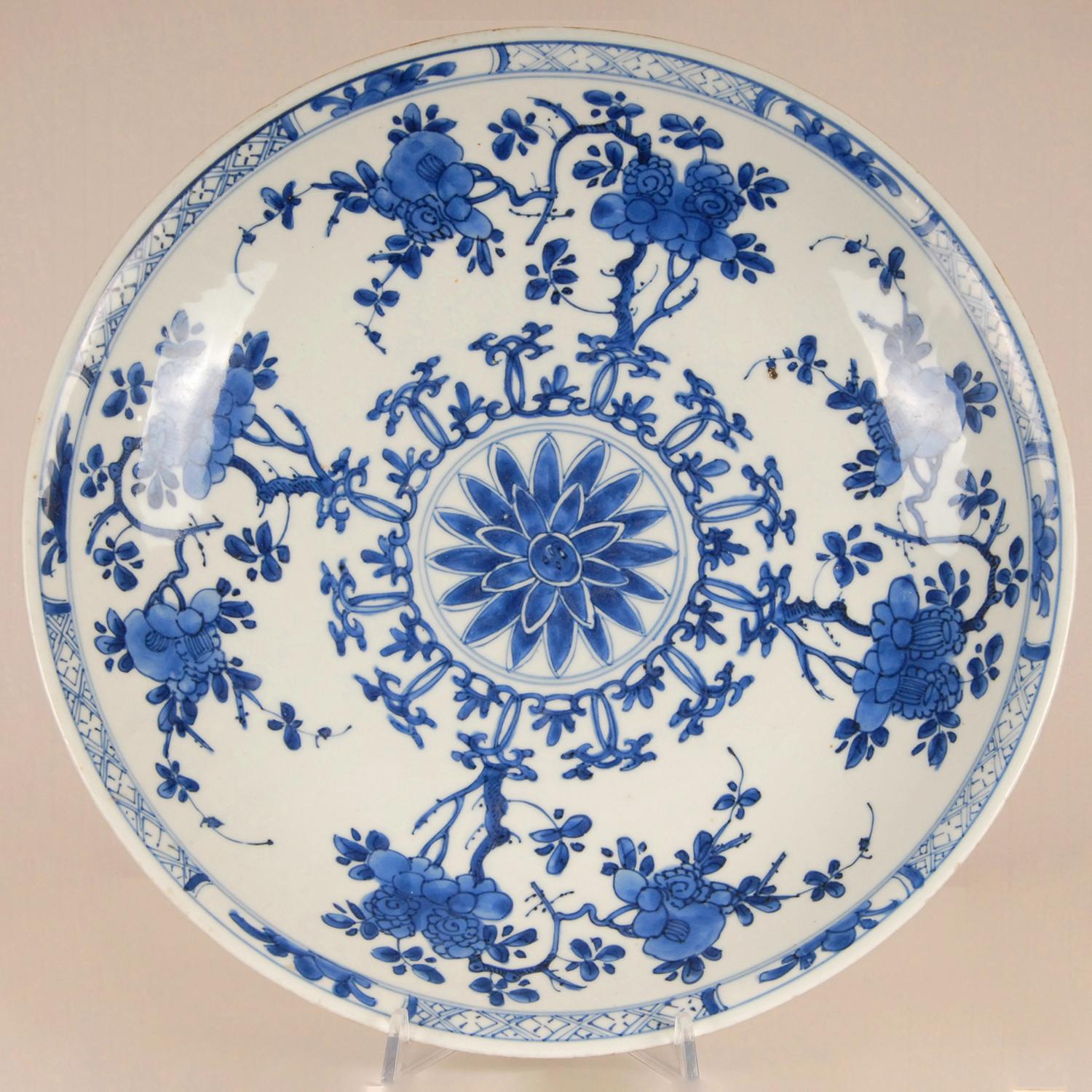 A large antique Chinese porcelain blue and white Kangxi charger
Blue and white ceramic deep dish.
Material: Chinese porcelain, Ceramic
Style: Chinese, Antique, Baroque, Persian
Origin: China, early 17th century
Description: Large Chinese porcelain