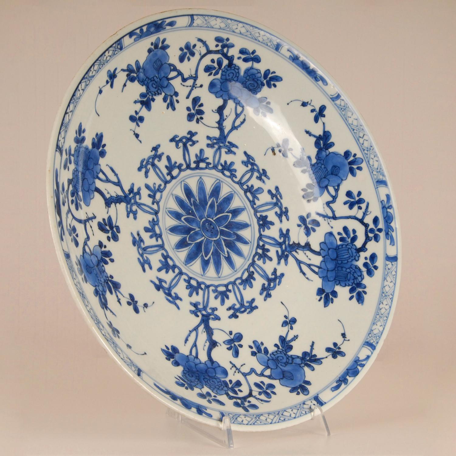 Qing 17th Century Kangxi Chinese Blue White Porcelain Plate Charger Artemisia Leaf For Sale