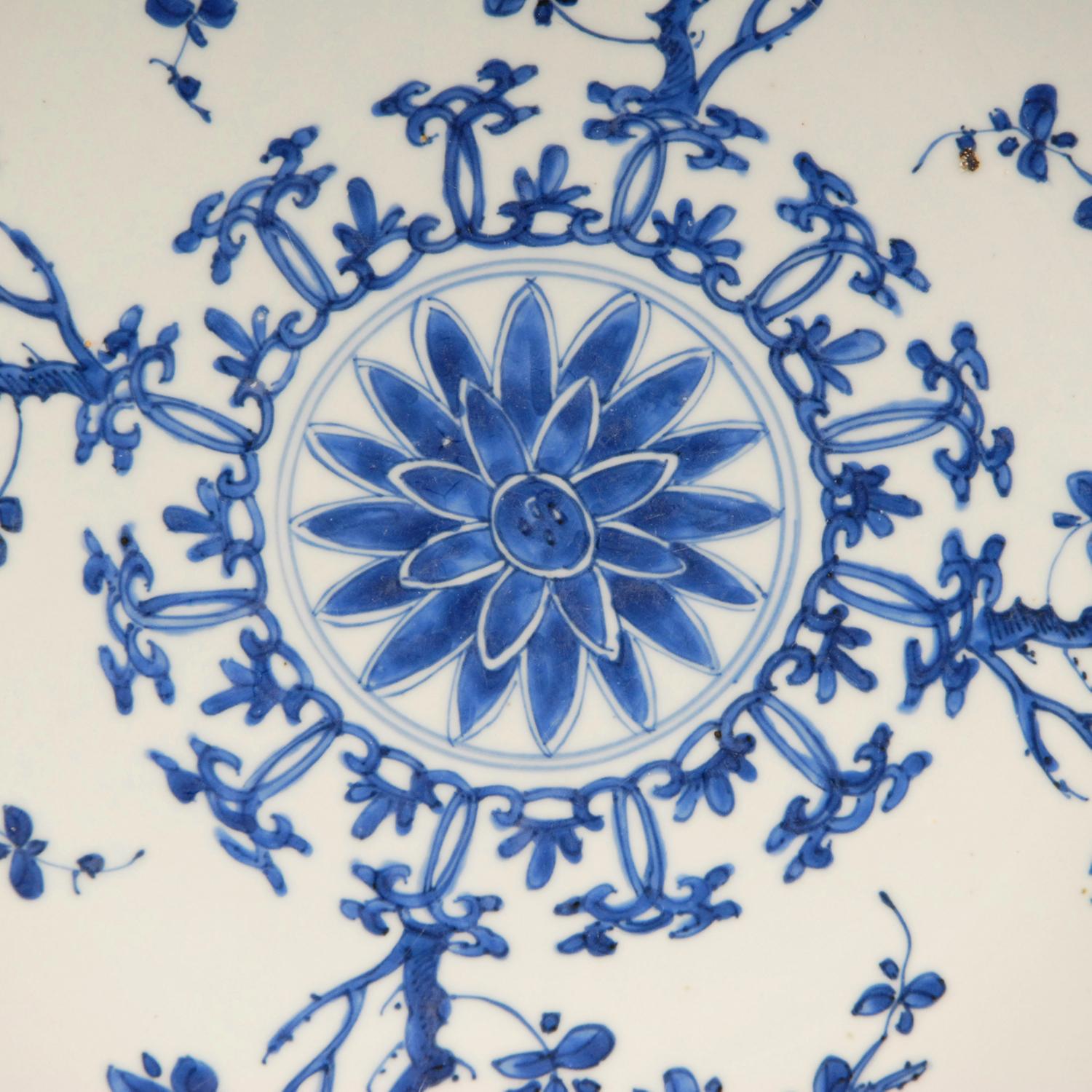 Hand-Crafted 17th Century Kangxi Chinese Blue White Porcelain Plate Charger Artemisia Leaf For Sale