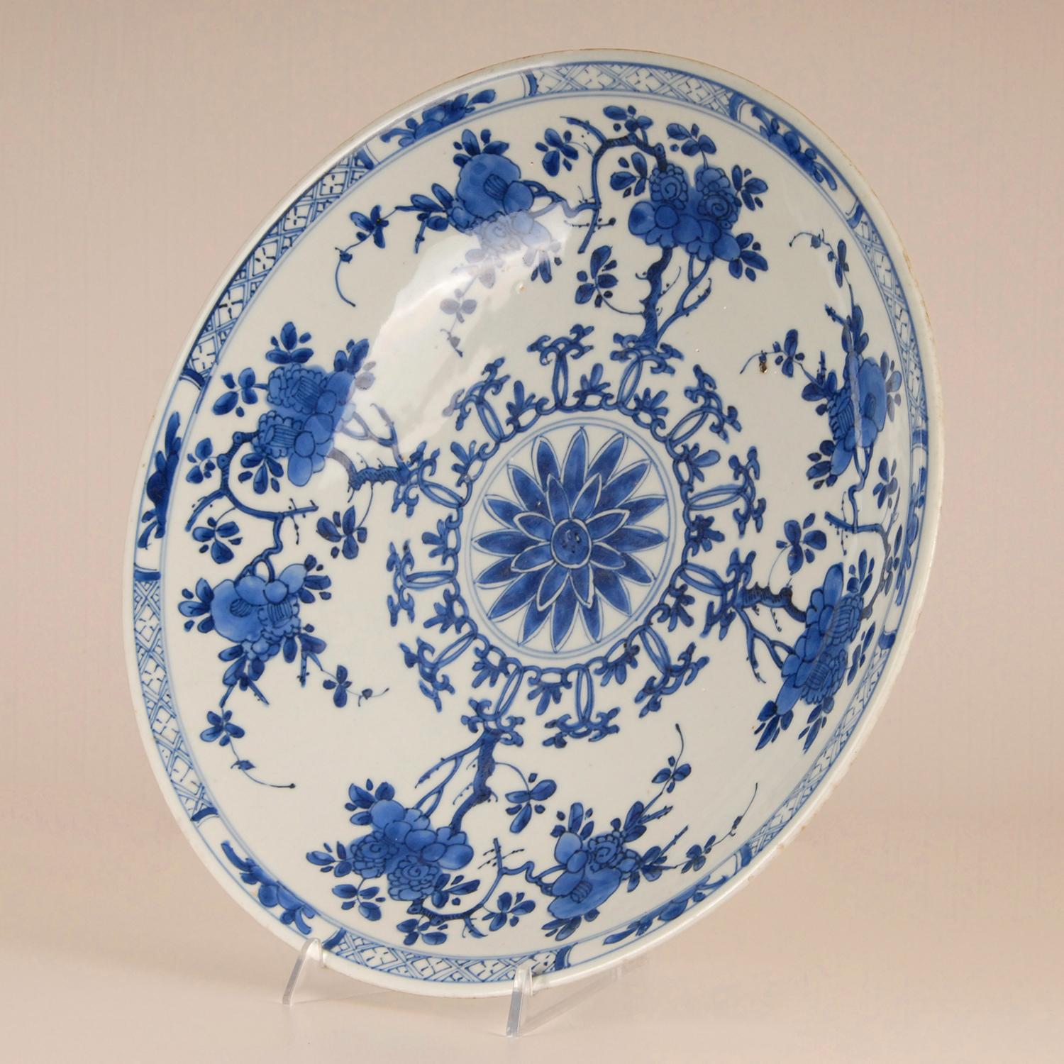 17th Century Kangxi Chinese Blue White Porcelain Plate Charger Artemisia Leaf In Good Condition For Sale In Wommelgem, VAN