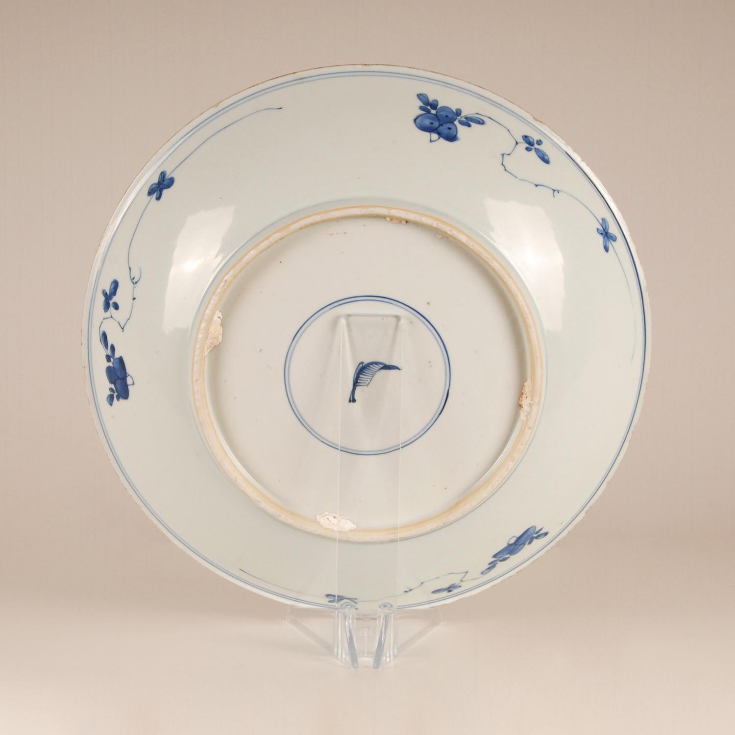 Chinesischer blau-weißer Kangxi-Porzellanteller mit Artemisia-Blatt, 17. Jahrhundert (Keramik) im Angebot