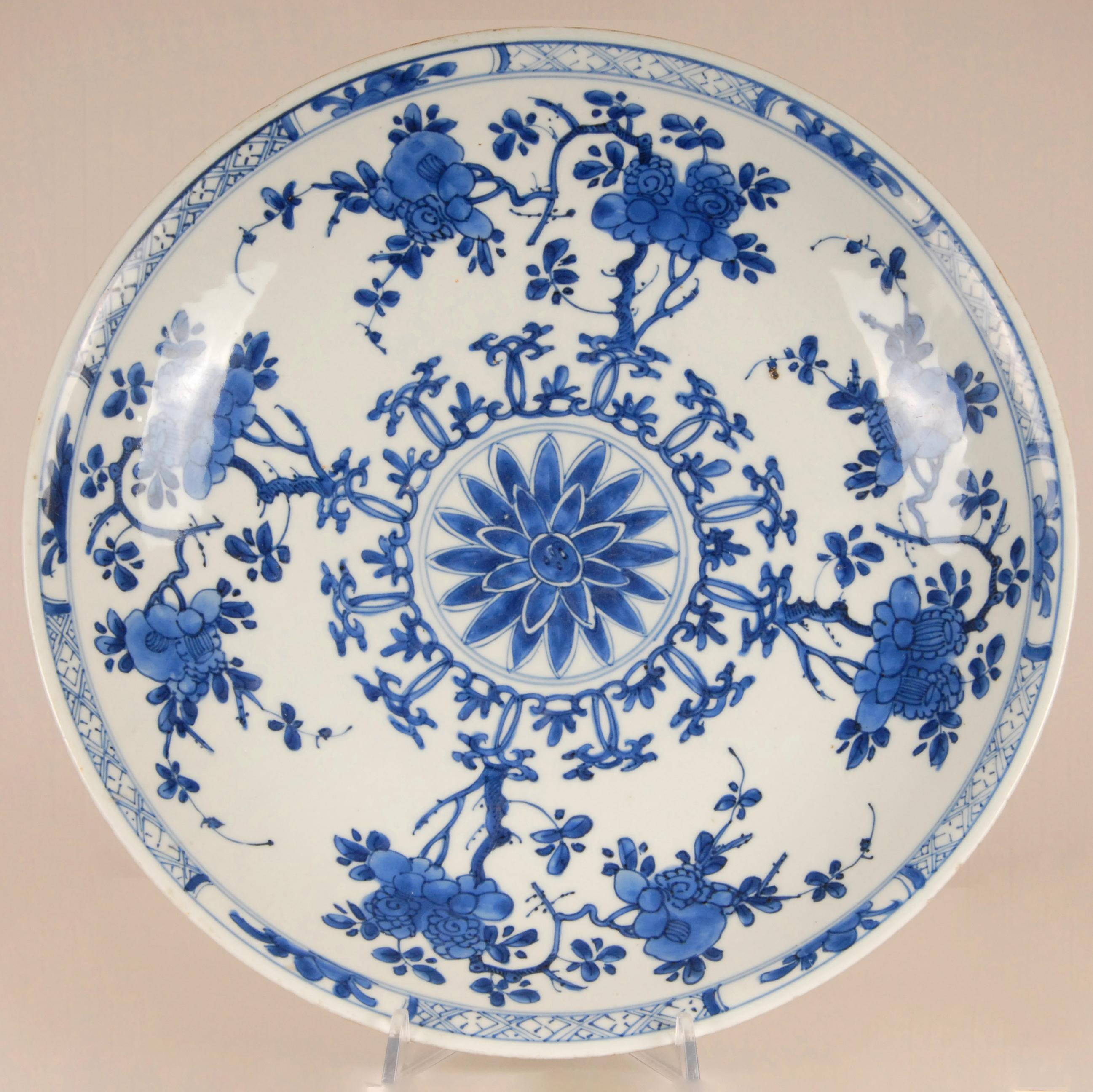 17th Century Kangxi Chinese Blue White Porcelain Plate Charger Artemisia Leaf For Sale 2
