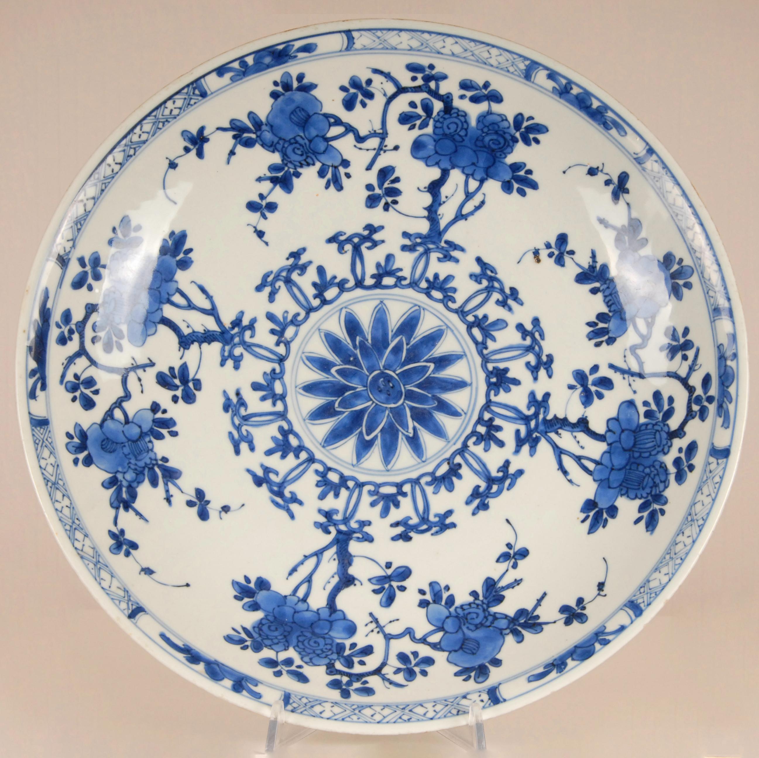 17th Century Kangxi Chinese Blue White Porcelain Plate Charger Artemisia Leaf For Sale 1