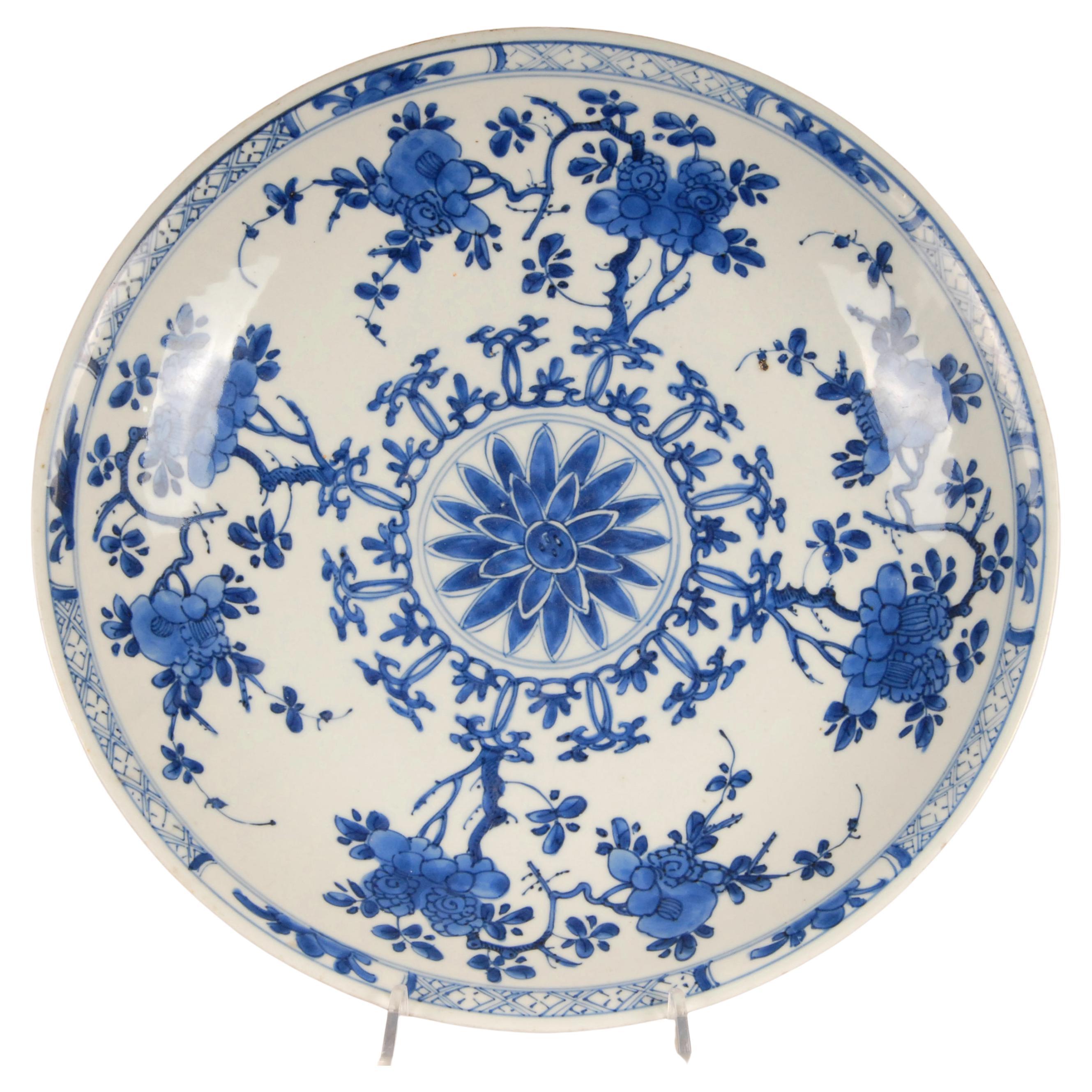17th Century Kangxi Chinese Blue White Porcelain Plate Charger Artemisia Leaf For Sale