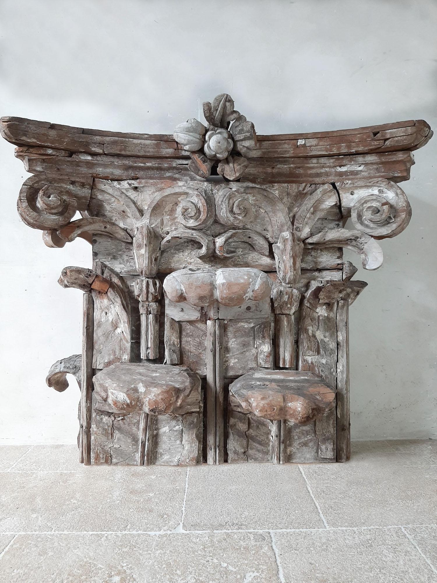 17th Century Large Italian Wood Carved and Gesso Capital In Good Condition In Baambrugge, NL