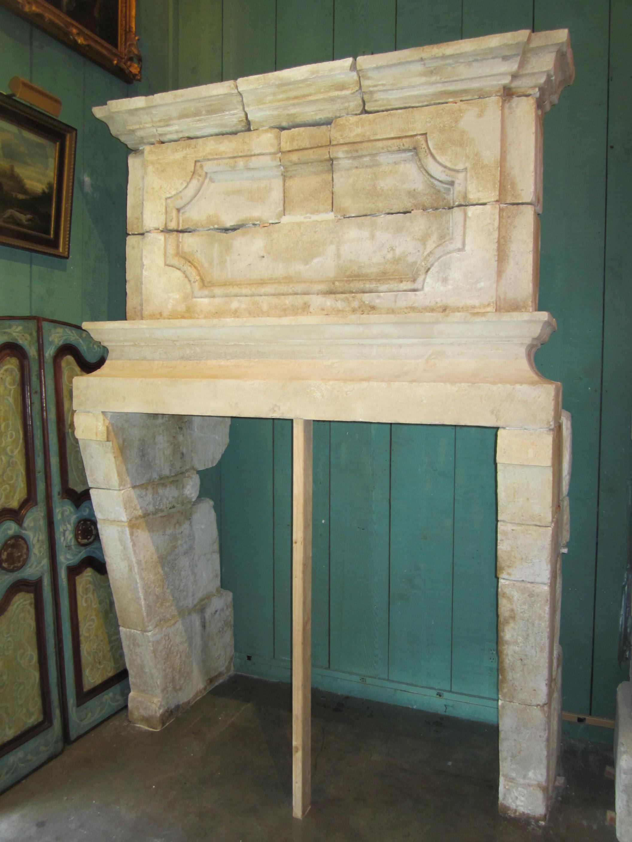 17ème siècle Grand manteau de cheminée Louis XIII Château Pierre sculptée à la main Cheminée ancienne en vente 8