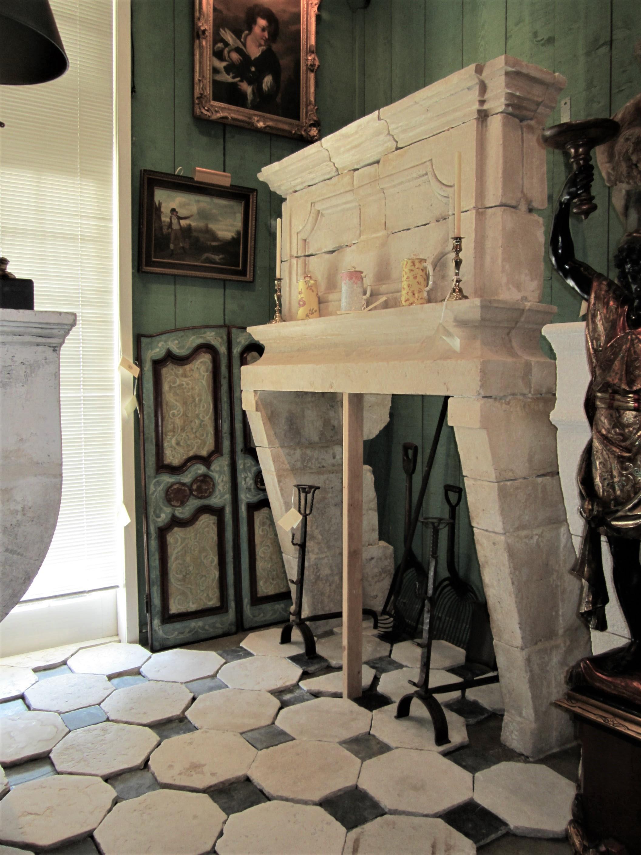 17ème siècle Grand manteau de cheminée Louis XIII Château Pierre sculptée à la main Cheminée ancienne en vente 10