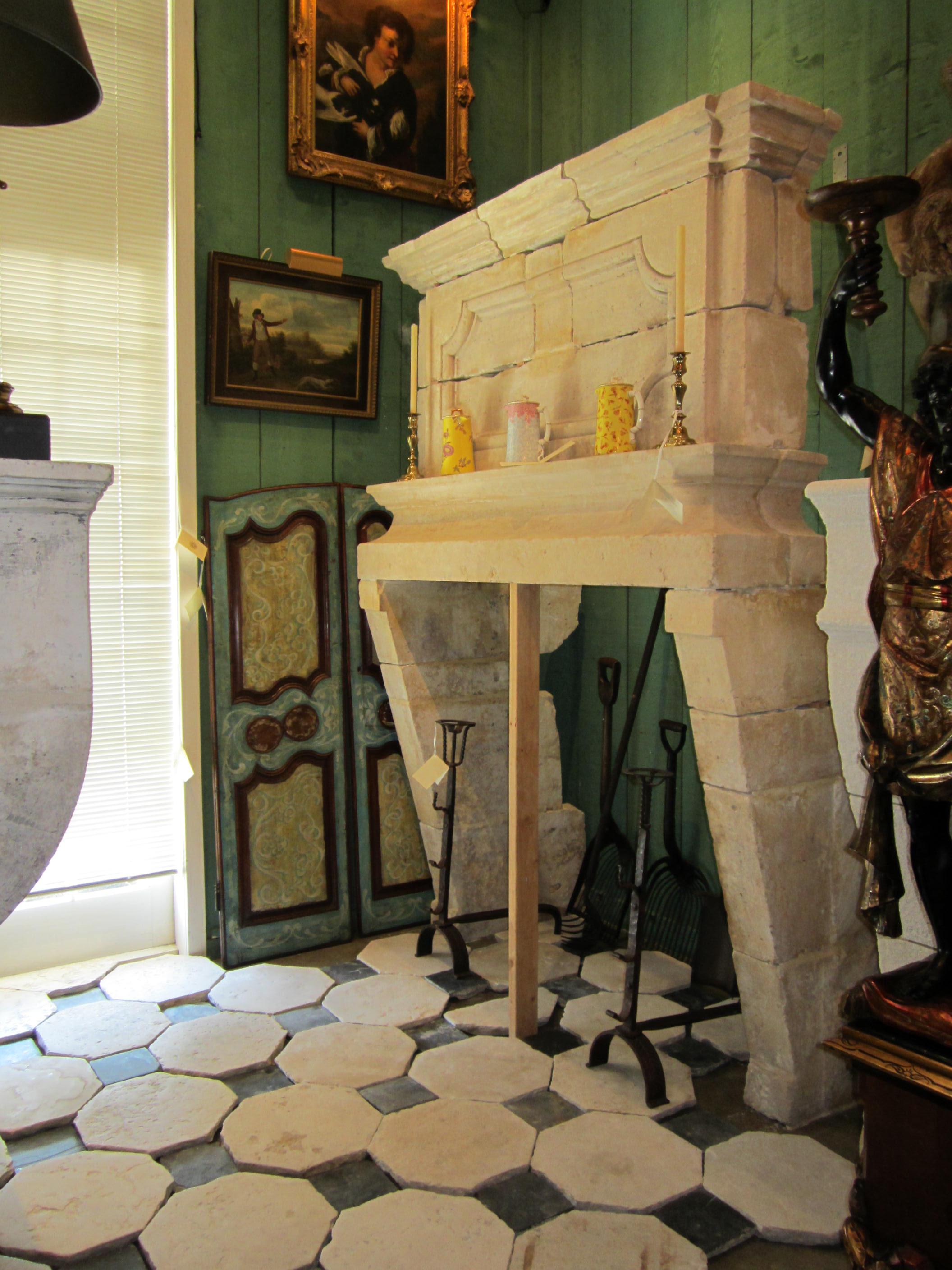 17ème siècle Grand manteau de cheminée Louis XIII Château Pierre sculptée à la main Cheminée ancienne en vente 11