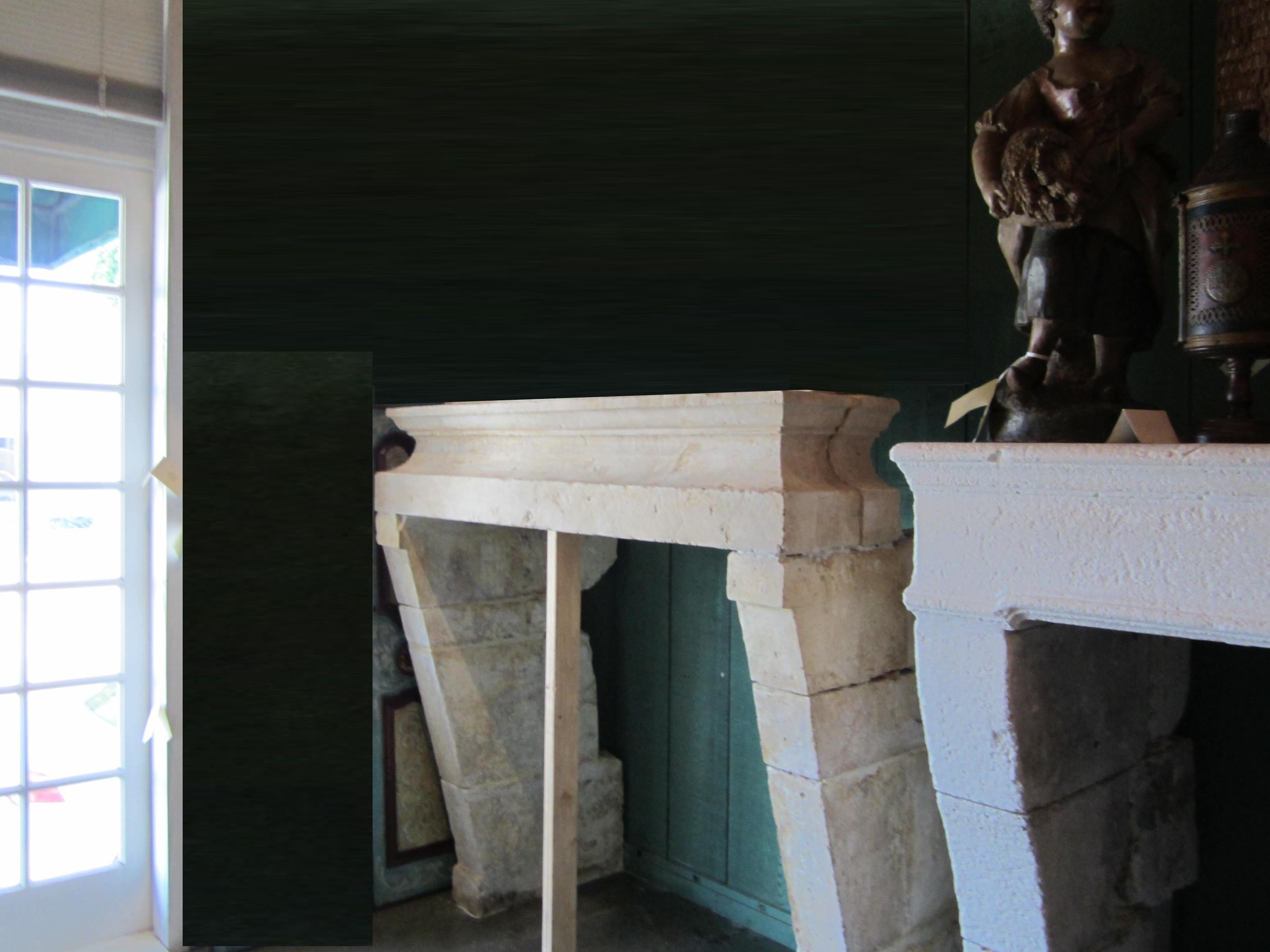  Cheminée ancienne en pierre sculptée à la main du château Louis XIII du 17e siècle. Rare et unique cheminée de château d'époque Louis XIII en pierre calcaire, Cheminée de Château Régal, Circa 1610-1643 offerte sans la partie supérieure . dans une