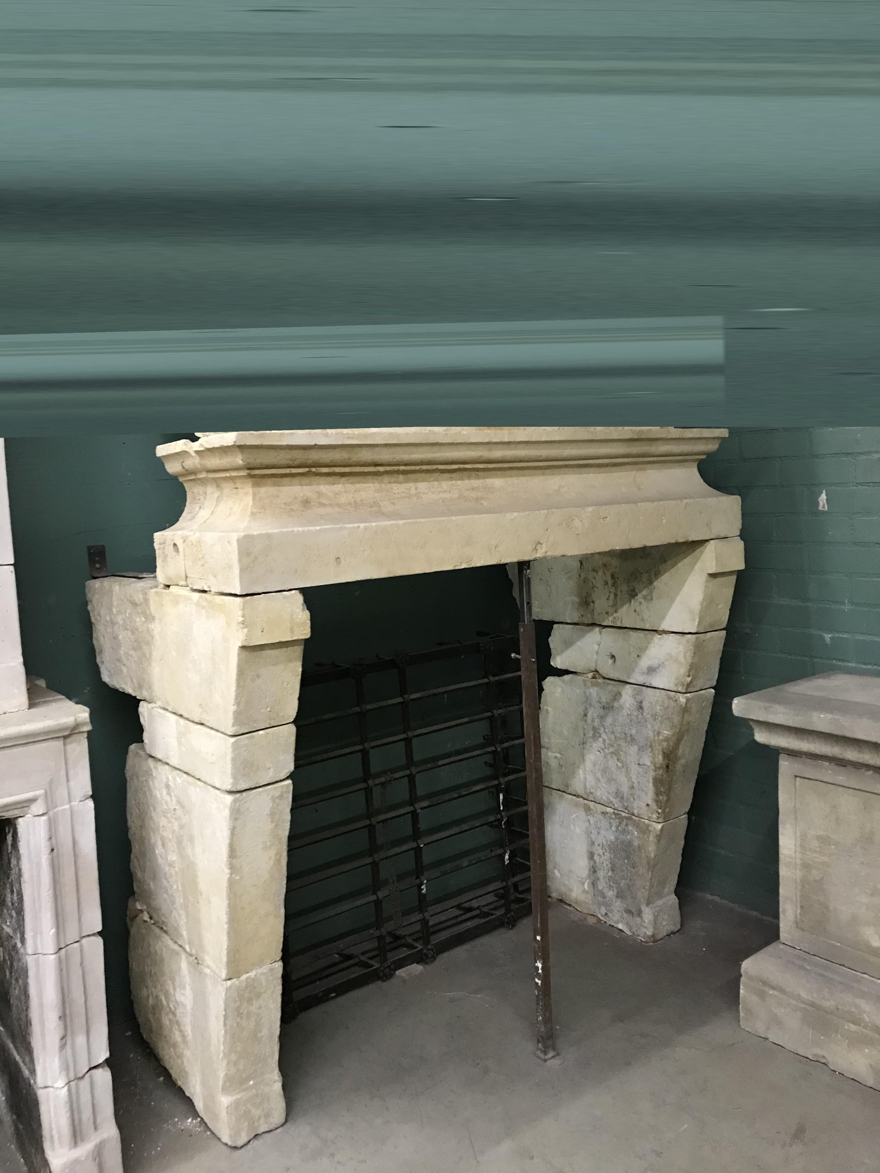 XVIIIe siècle et antérieur 17ème siècle Grand manteau de cheminée Louis XIII Château Pierre sculptée à la main Cheminée ancienne en vente