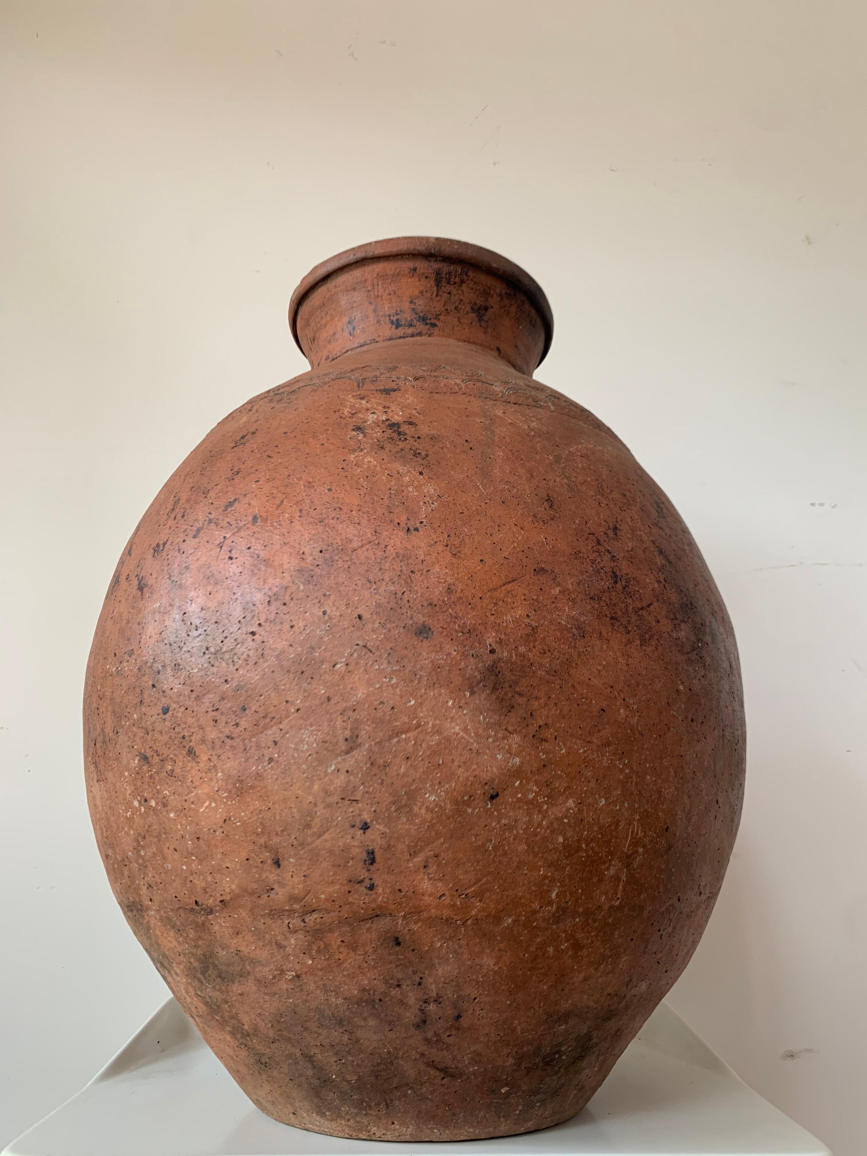 Fino al XVIII secolo Grande vaso di terracotta rossa del XVII secolo, vaso, fioriera con rubinetto basso in vendita