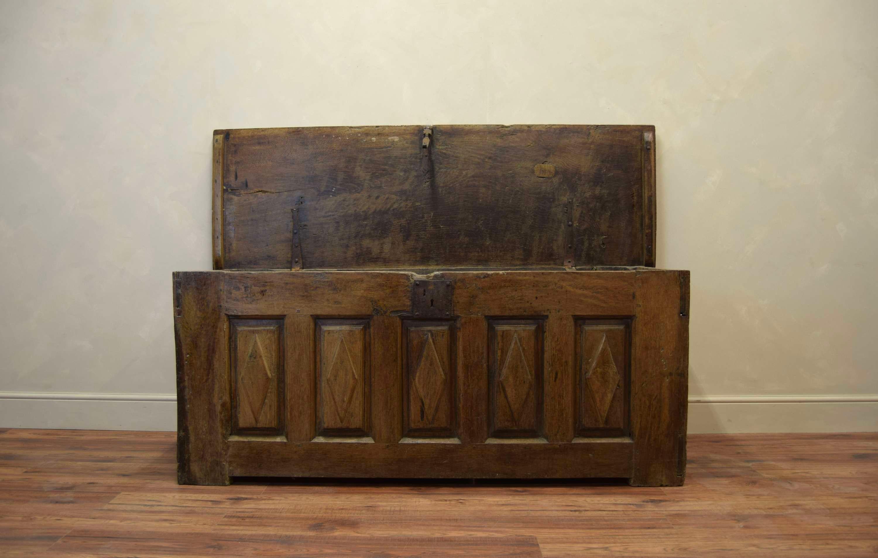 17th Century Large Scale English Oak Coffer In Good Condition For Sale In Southampton, GB