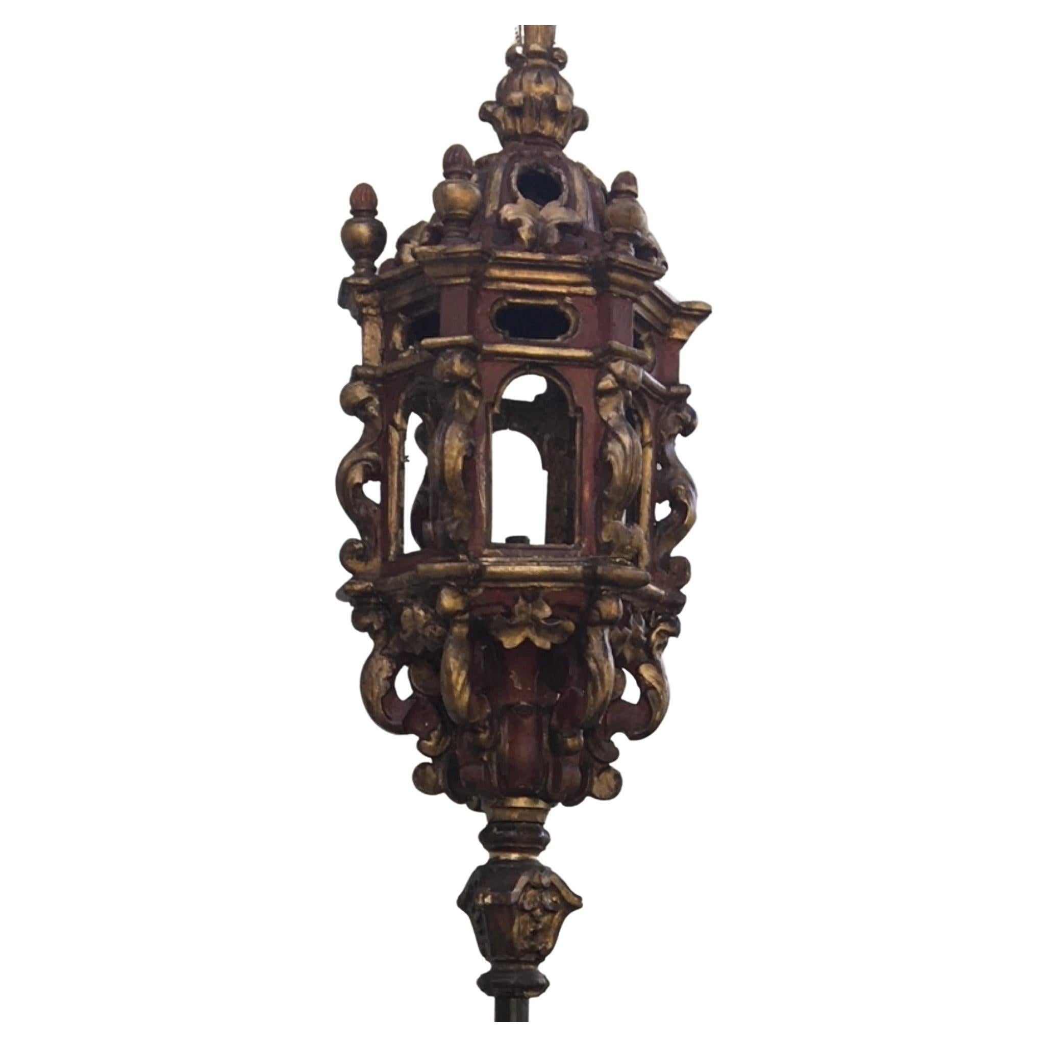 Baroque Grande lanterne d'entrée baroque vénitienne sculptée et dorée à six côtés, datant du 17ème siècle en vente