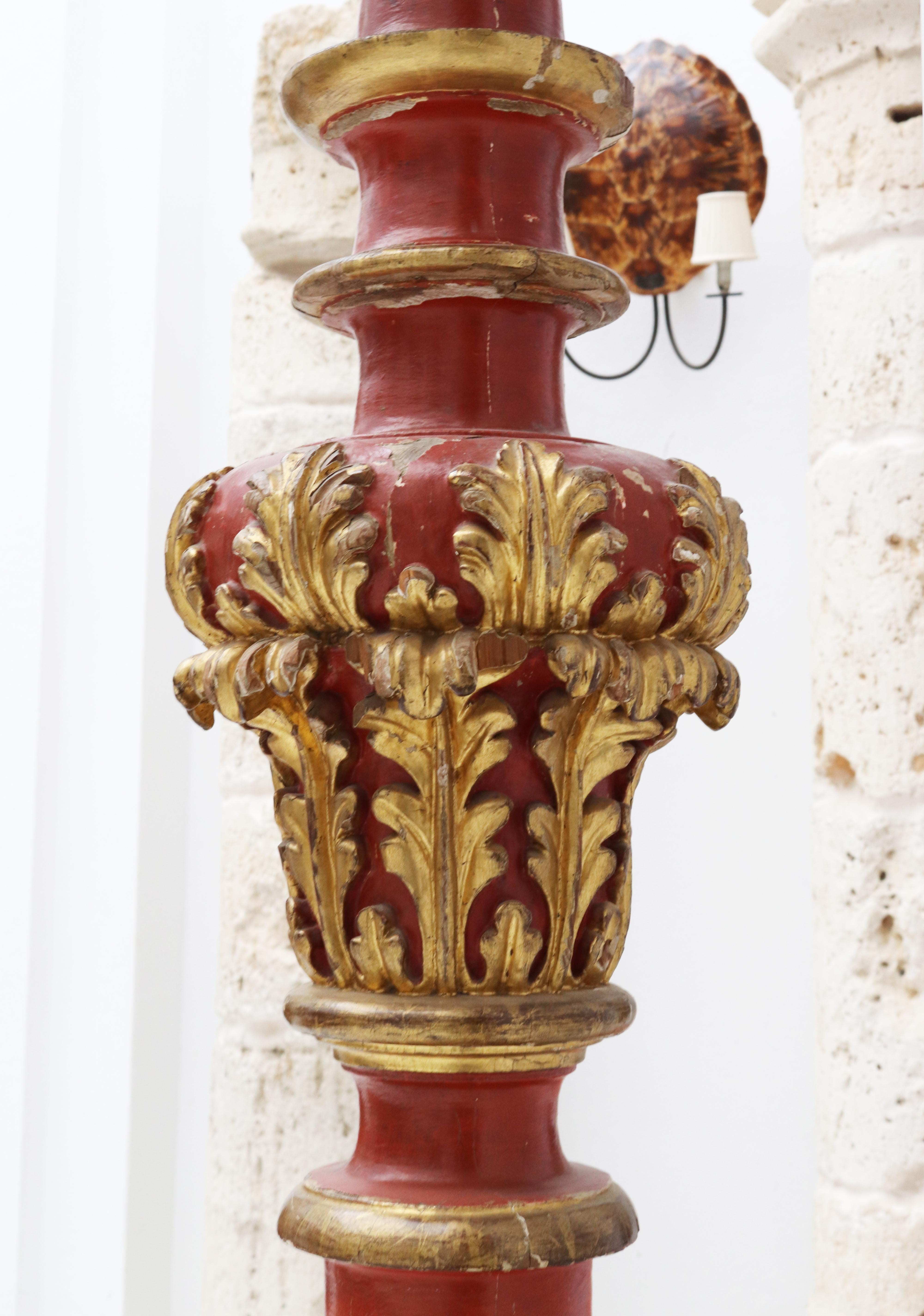 Grand bâton de pricket espagnol du 17ème siècle en bois peint en rouge et doré en vente 3