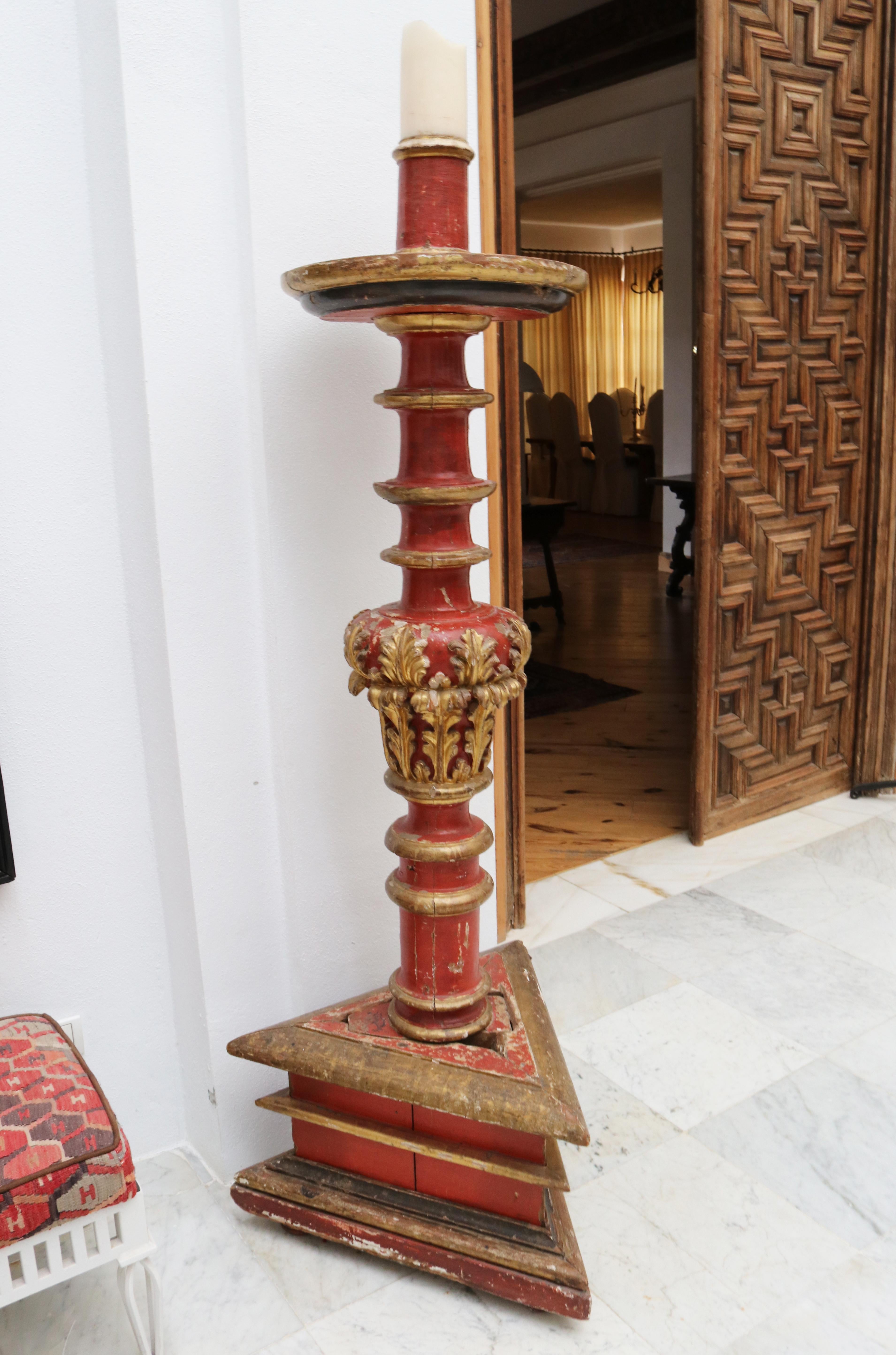 spanischer vergoldeter und rot bemalter Kerzenständer aus Holz aus dem 17.

