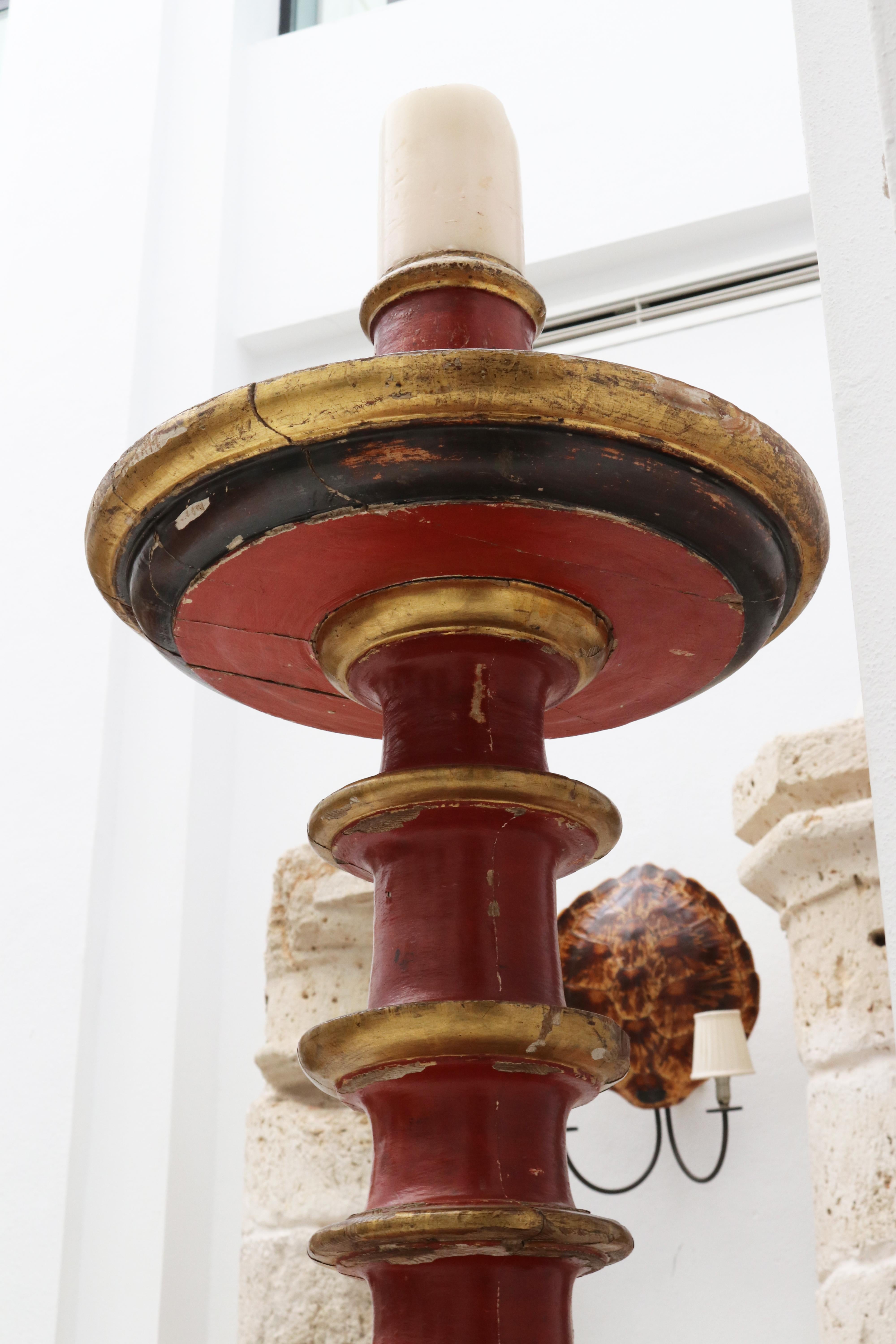 Grand bâton de pricket espagnol du 17ème siècle en bois peint en rouge et doré en vente 2