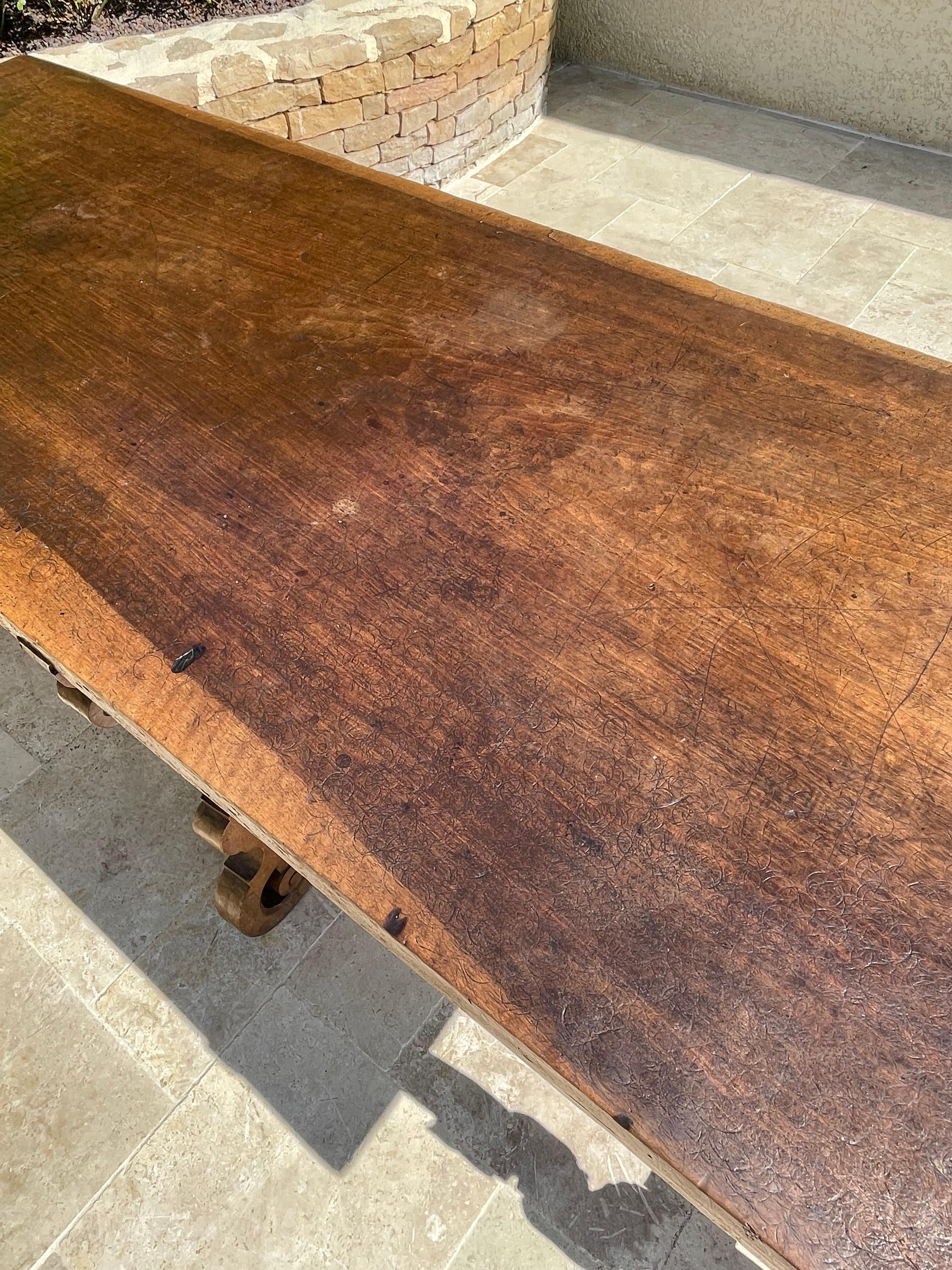 17th Century - Large Spanish Walnut Table For Sale 10