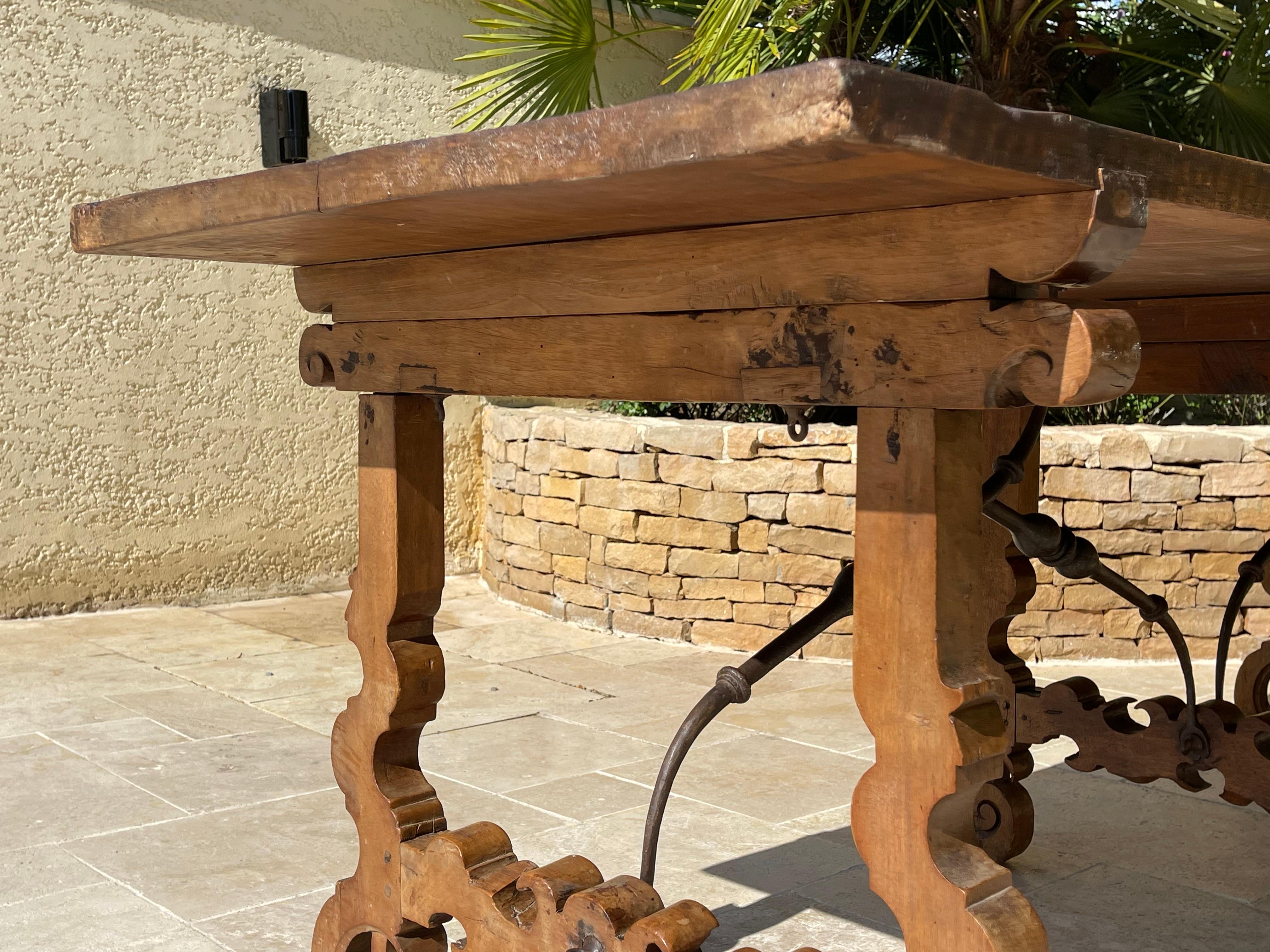 17. Jahrhundert - Großer Tisch aus spanischem Nussbaumholz im Angebot 10