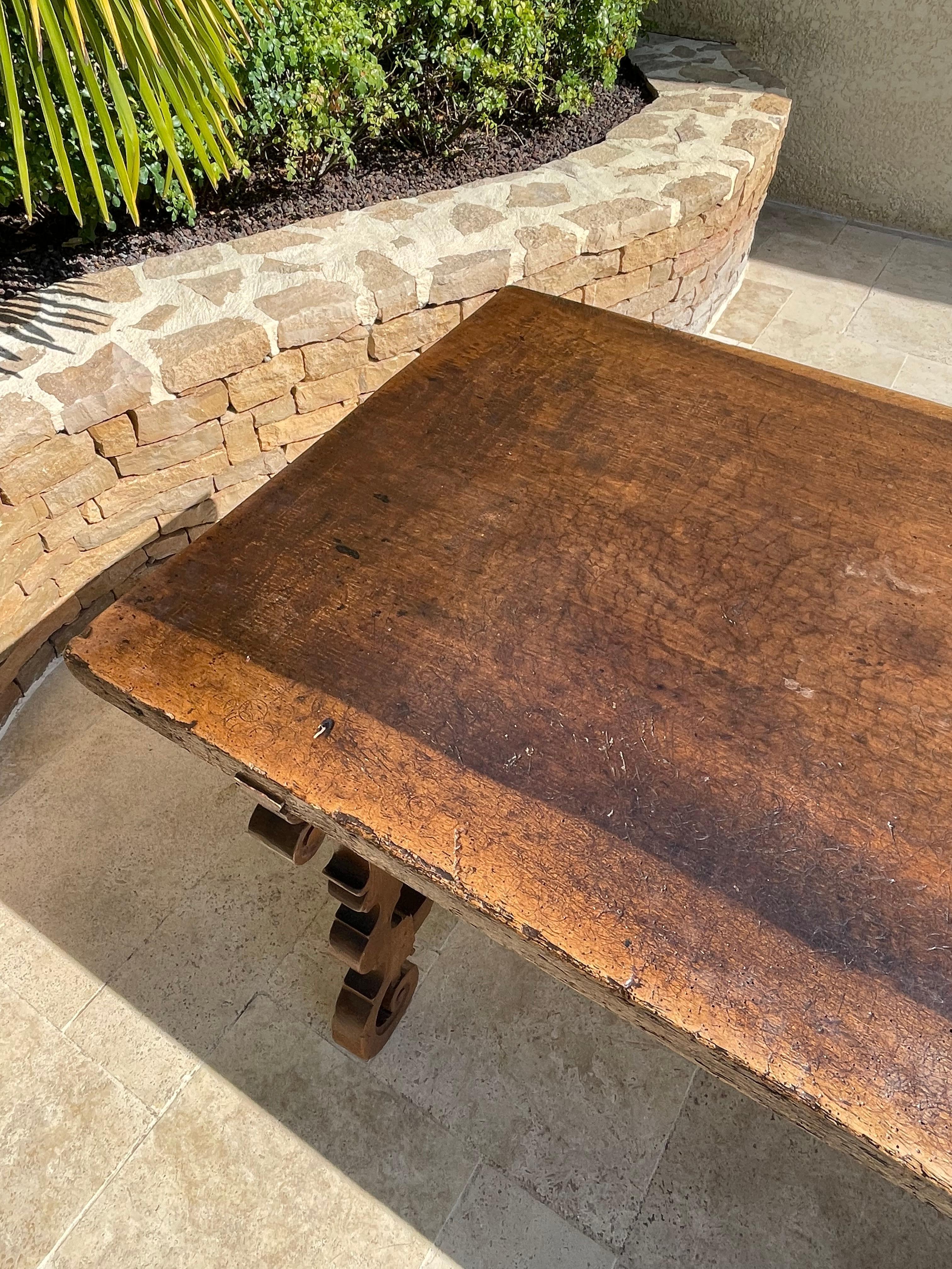 17. Jahrhundert - Großer Tisch aus spanischem Nussbaumholz im Angebot 11