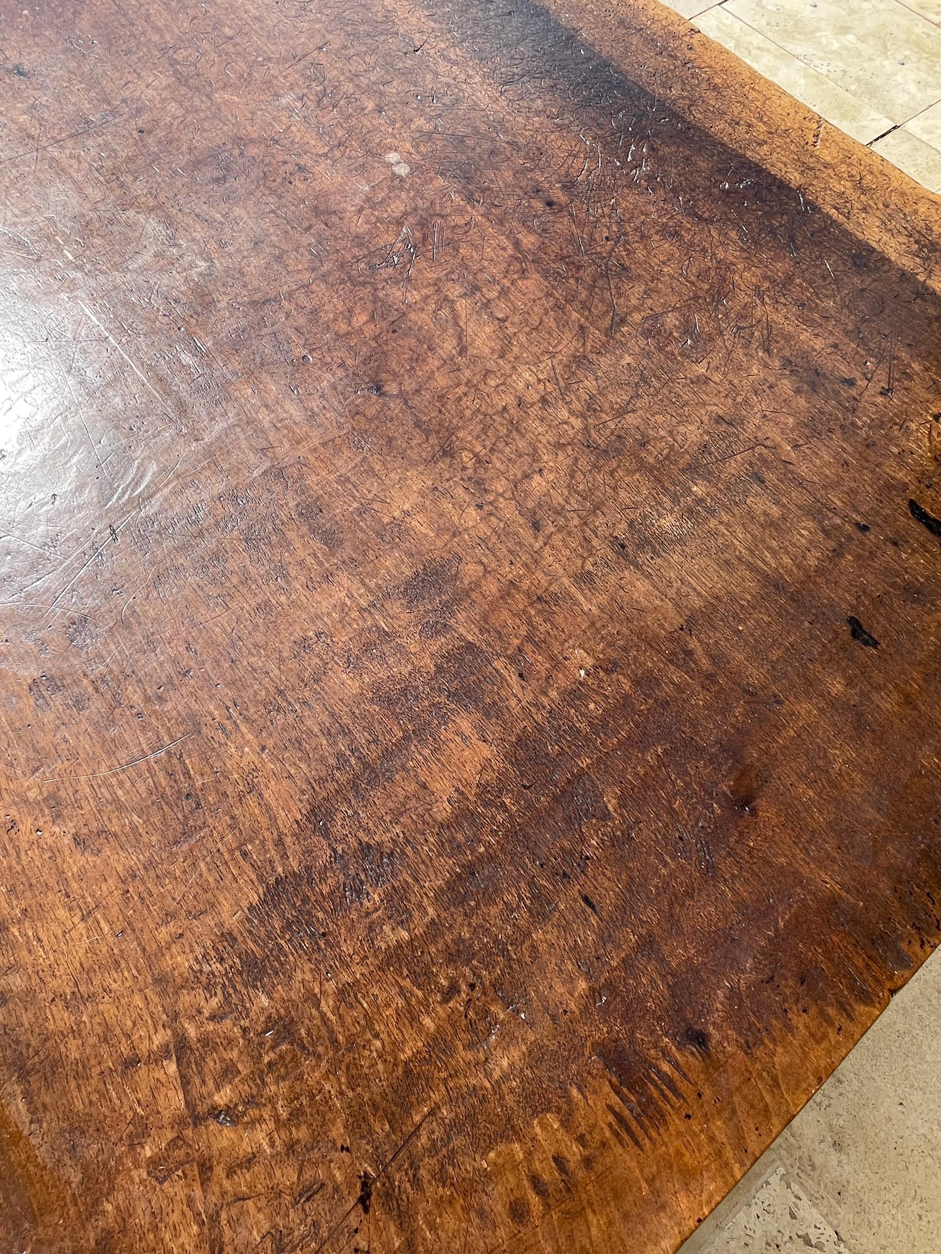 17. Jahrhundert - Großer Tisch aus spanischem Nussbaumholz im Angebot 12