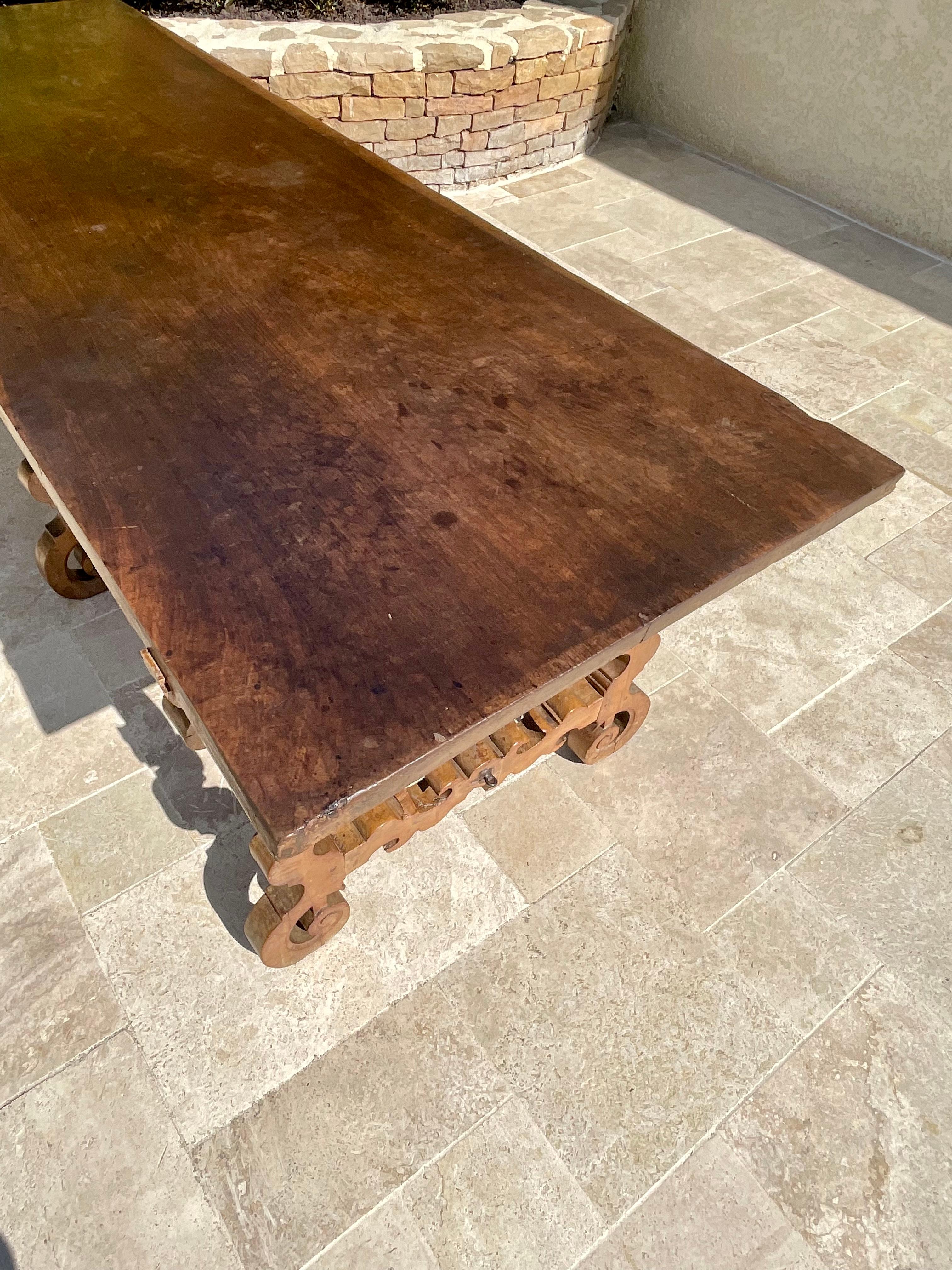 17. Jahrhundert - Großer Tisch aus spanischem Nussbaumholz im Angebot 13