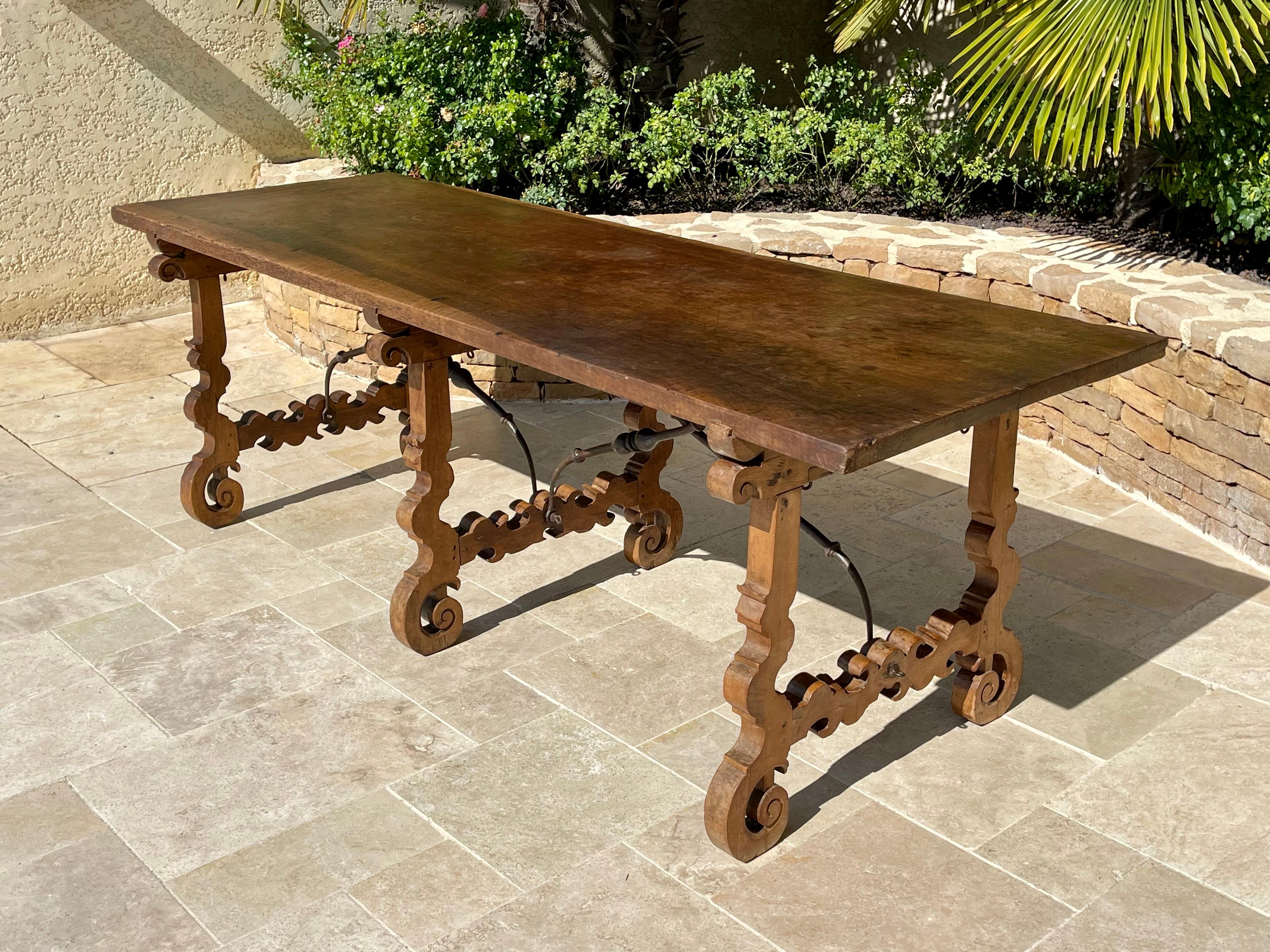 17. Jahrhundert - Großer Tisch aus spanischem Nussbaumholz (Europäisch) im Angebot