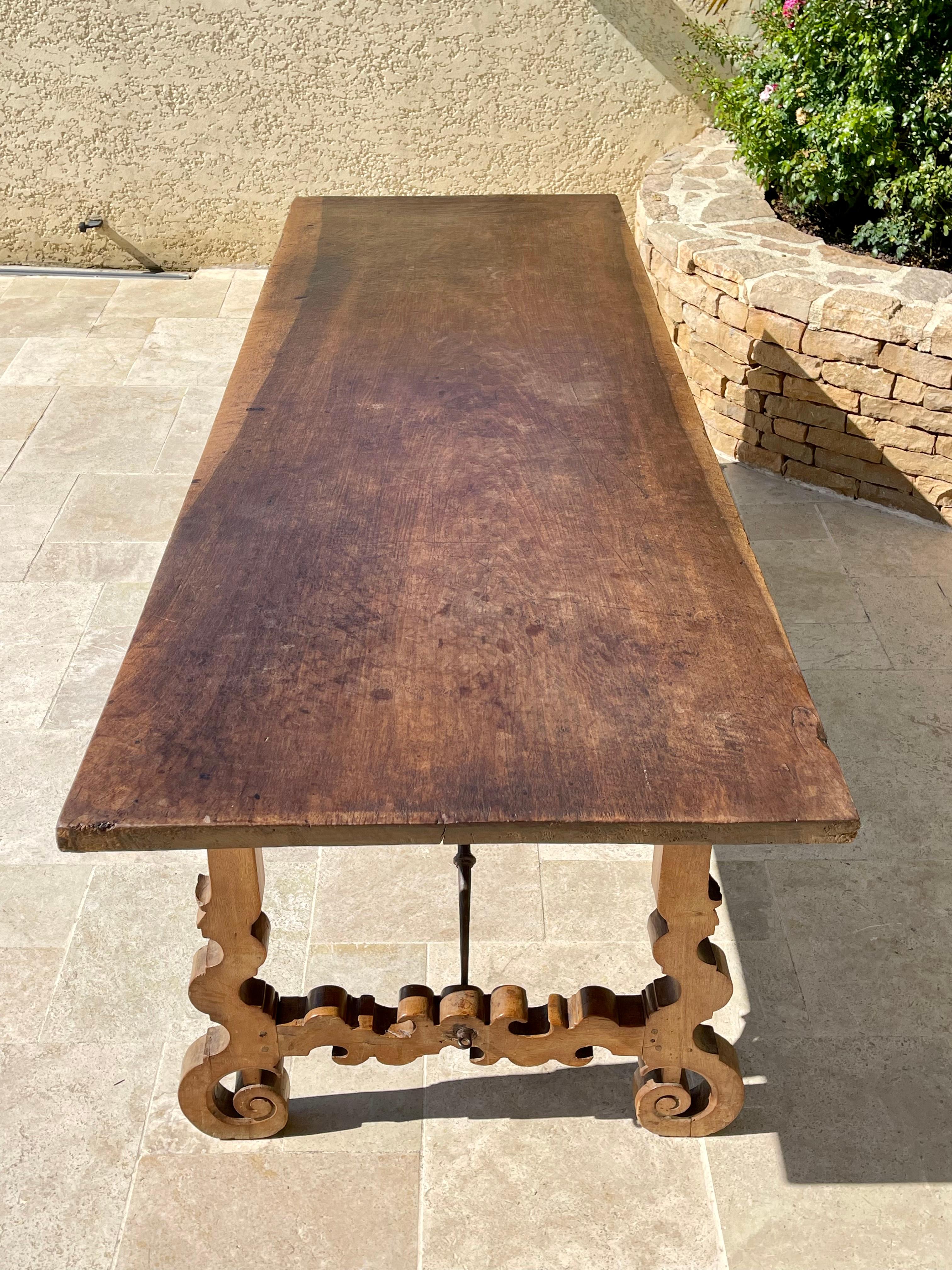 17. Jahrhundert - Großer Tisch aus spanischem Nussbaumholz (Walnuss) im Angebot