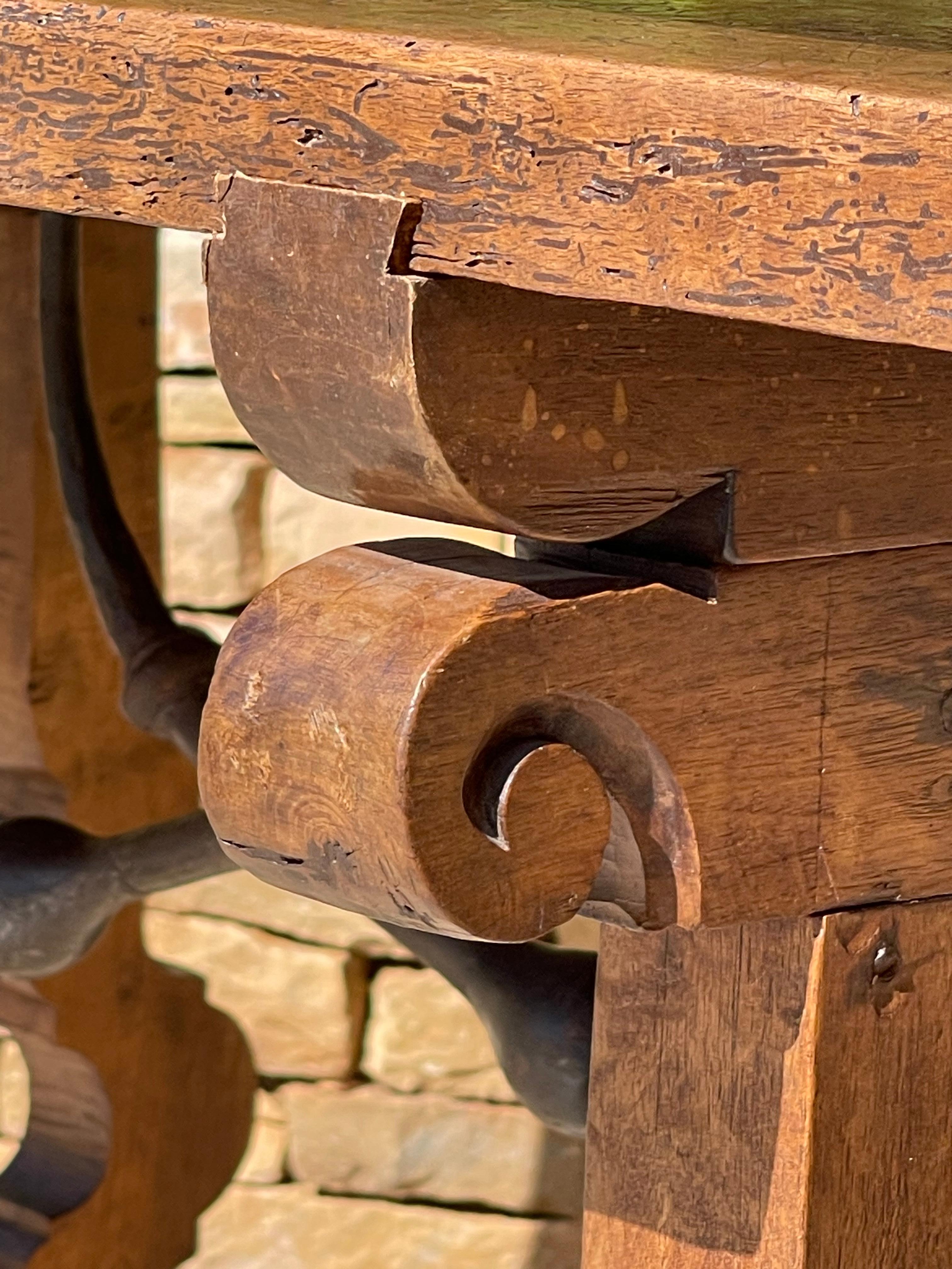 17. Jahrhundert - Großer Tisch aus spanischem Nussbaumholz im Angebot 3