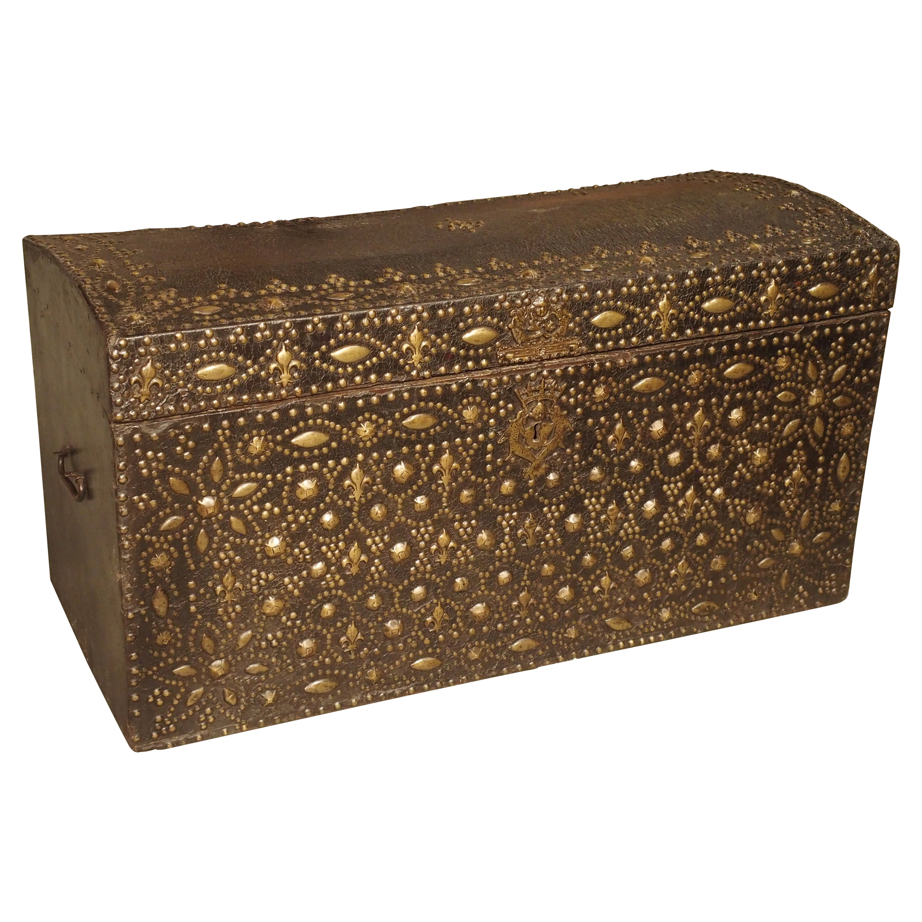 Baule Fleur De Lys Malle in pelle e ottone del XVII secolo proveniente da Avignone, Francia in vendita
