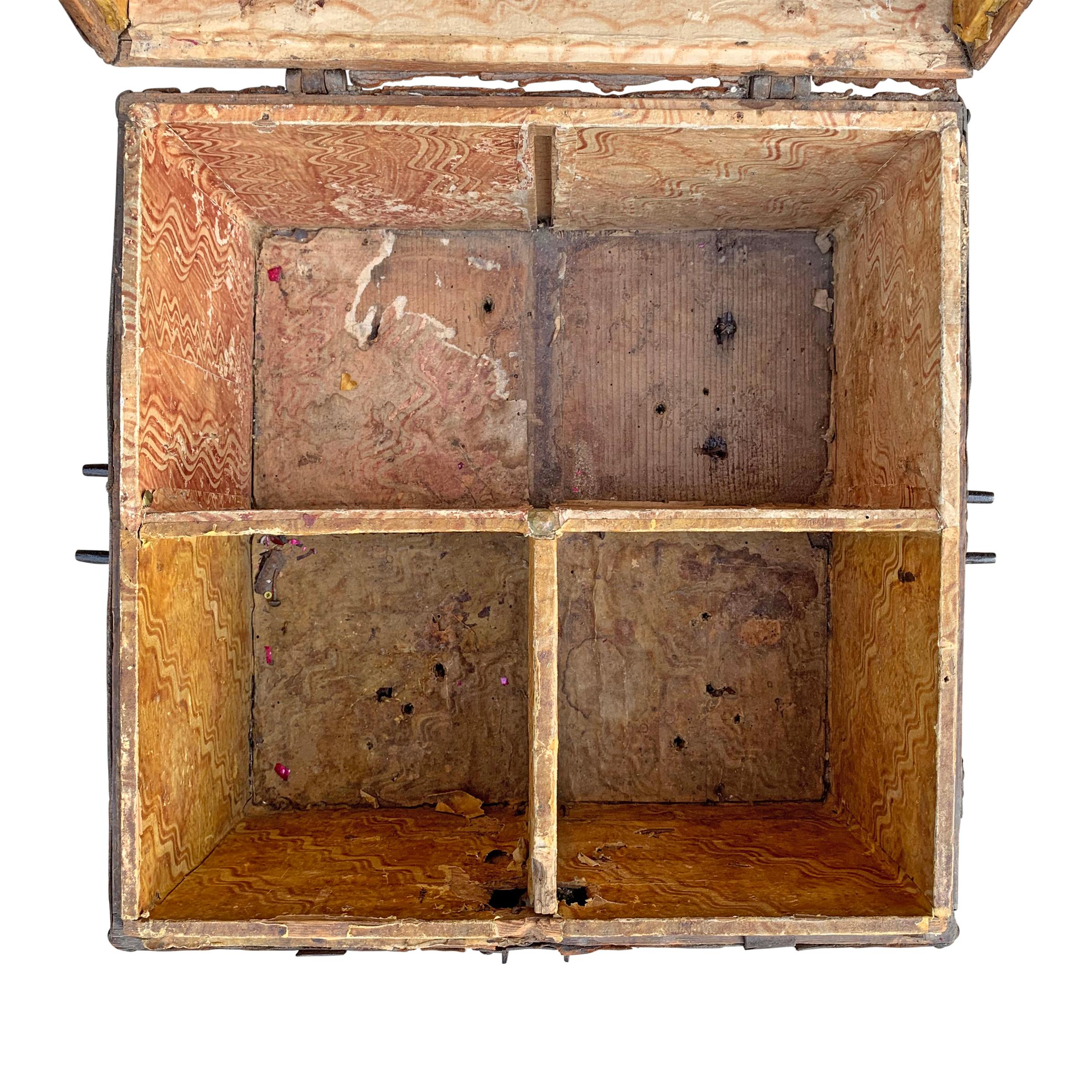 Boîte en cuir du XVIIe siècle en vente 3
