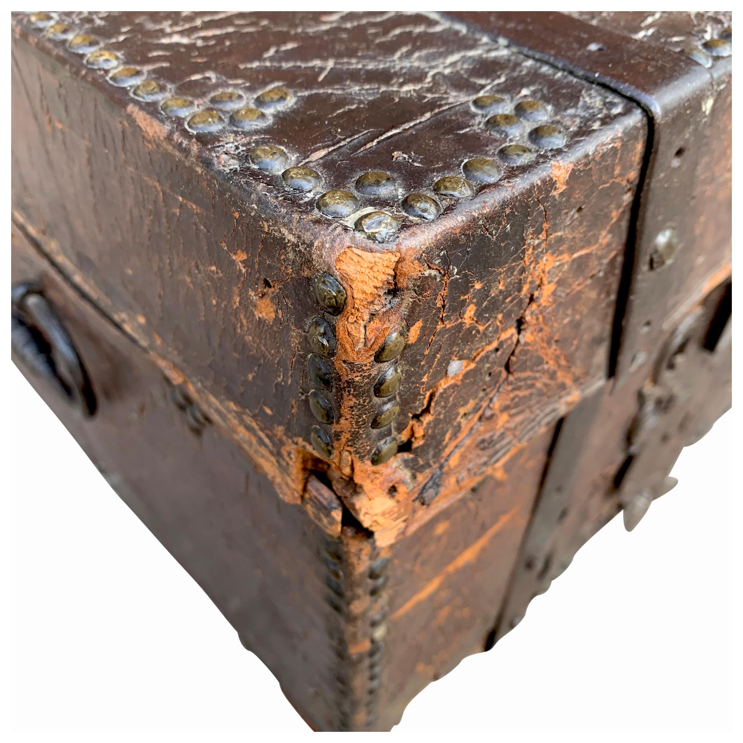 17th Century Italian Leather Box For Sale 1