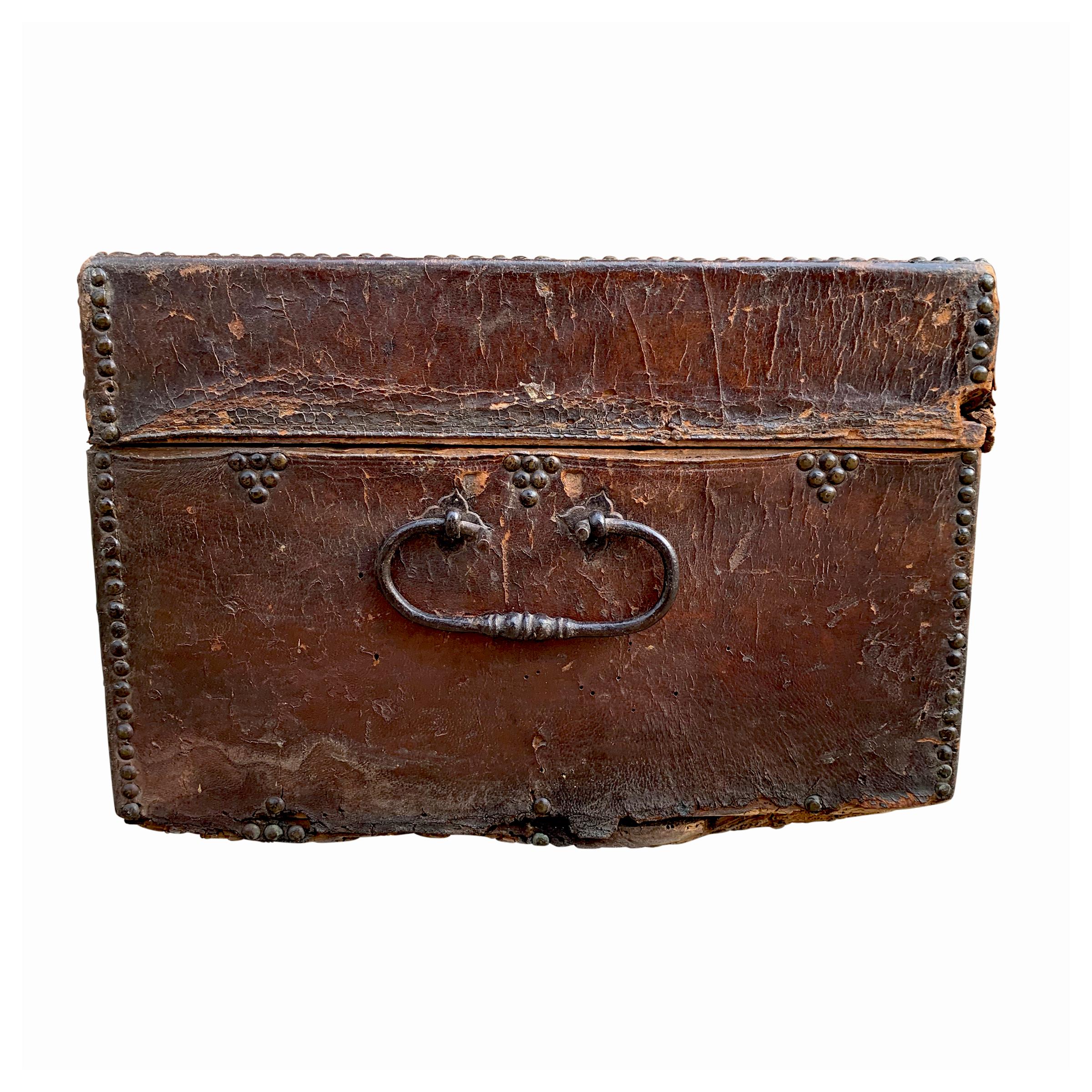 Caja de cuero italiana del siglo XVII Cuero en venta