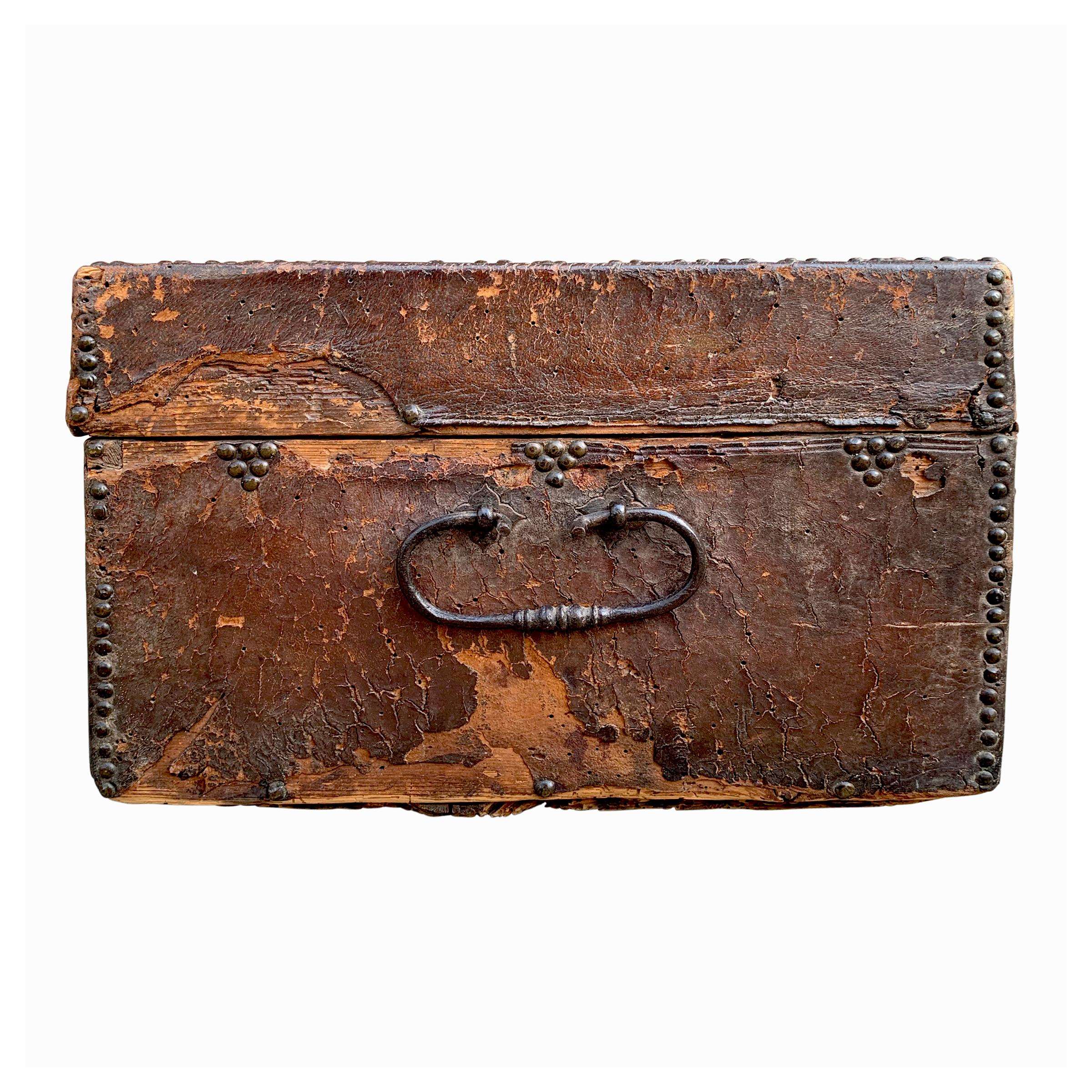 17th Century Italian Leather Box For Sale 3