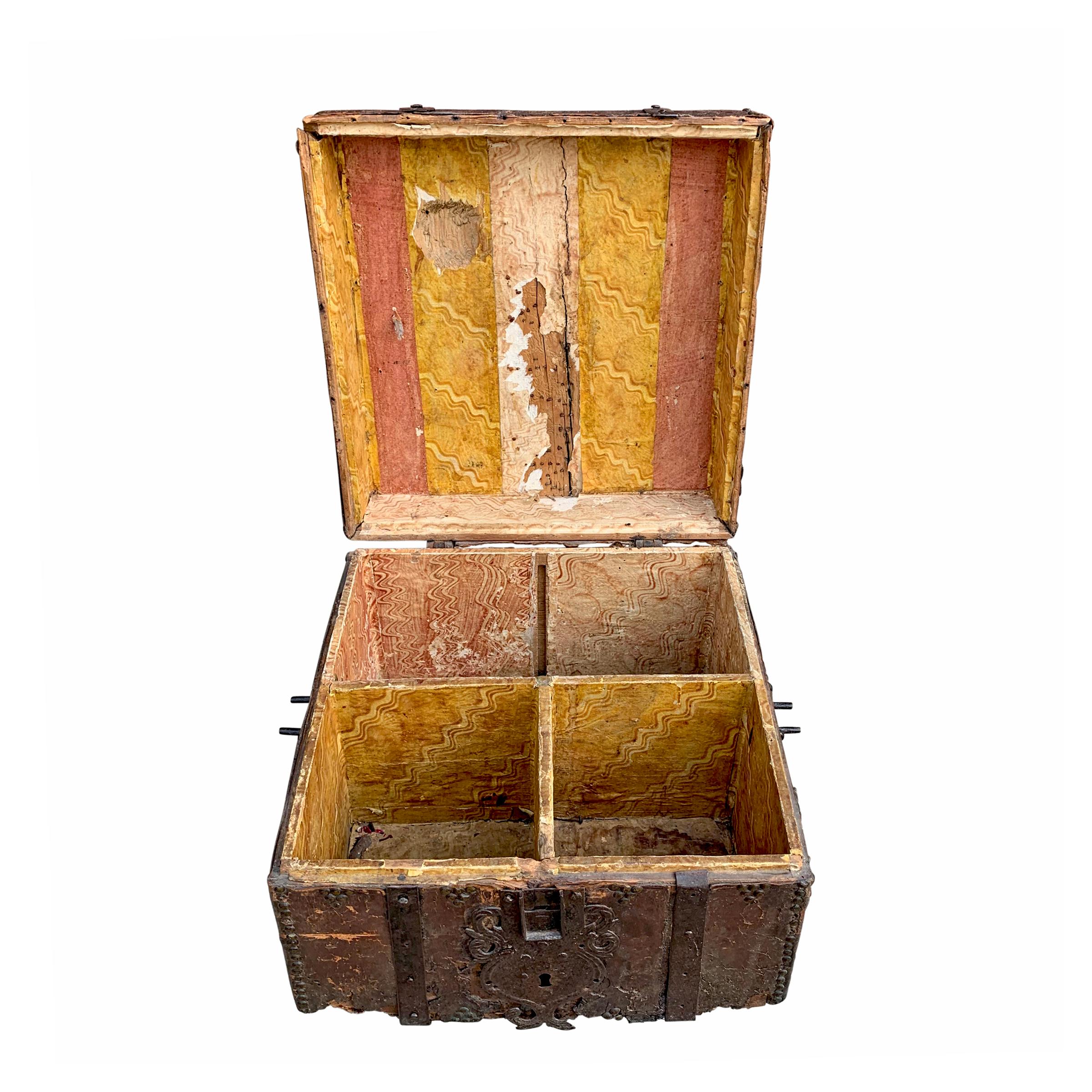 17th Century Italian Leather Box For Sale 4