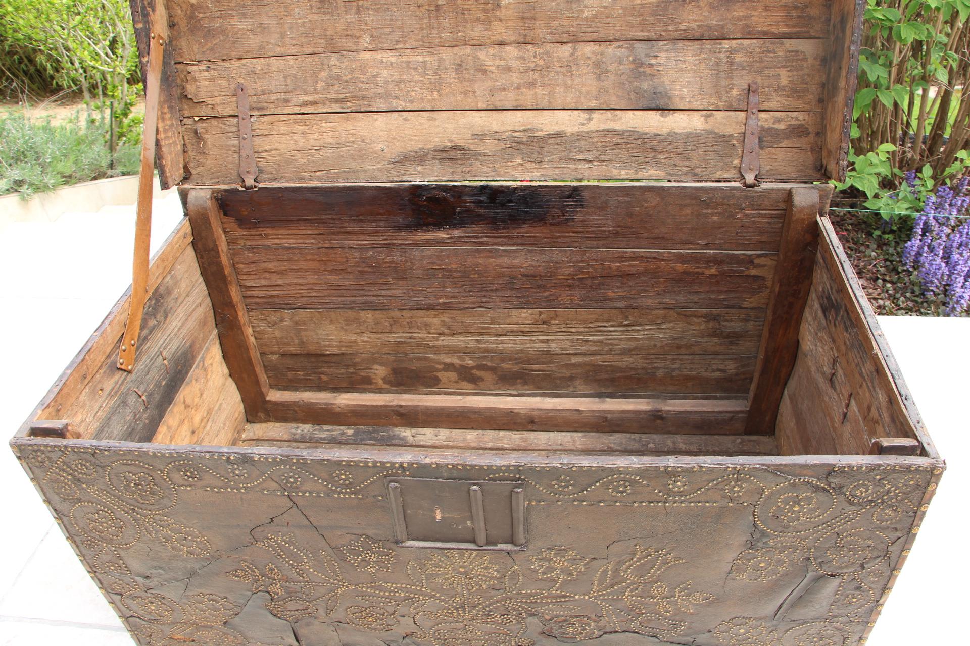 17th Century Leather Trunk, 17th Century Chest For Sale 5