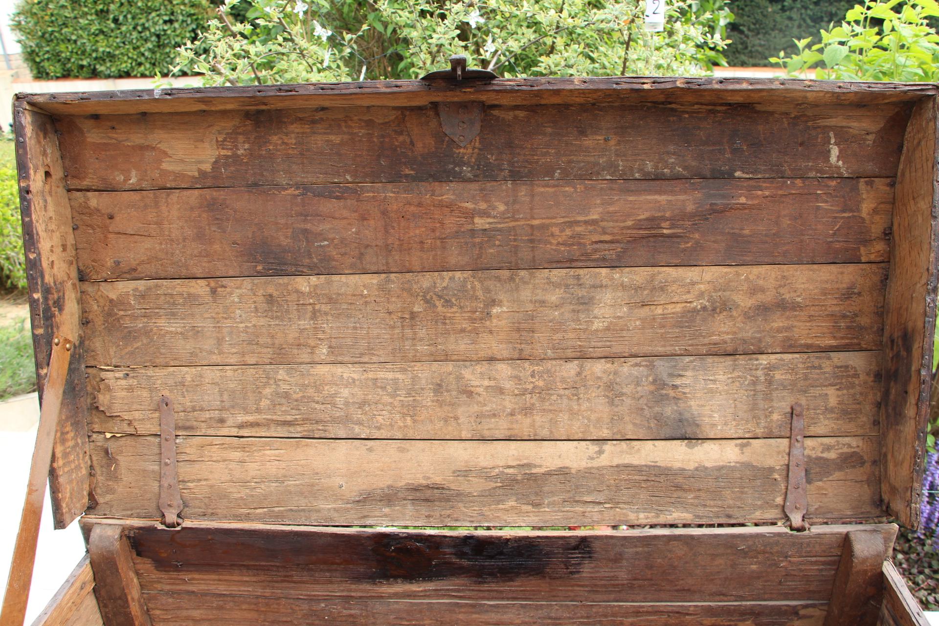 17th Century Leather Trunk, 17th Century Chest For Sale 7