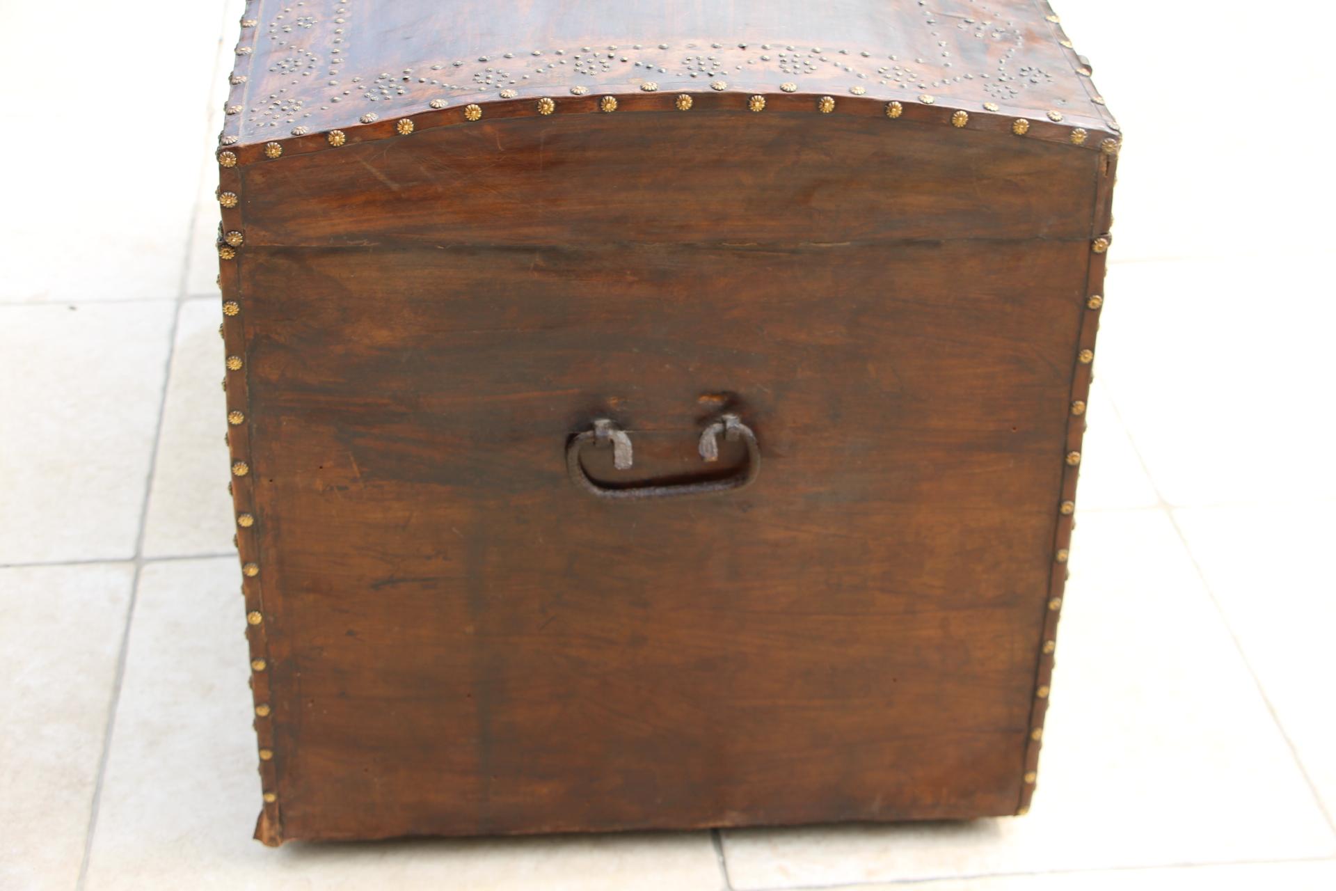 malle en cuir du 17ème siècle:: Coffre du 17ème siècle en vente 7