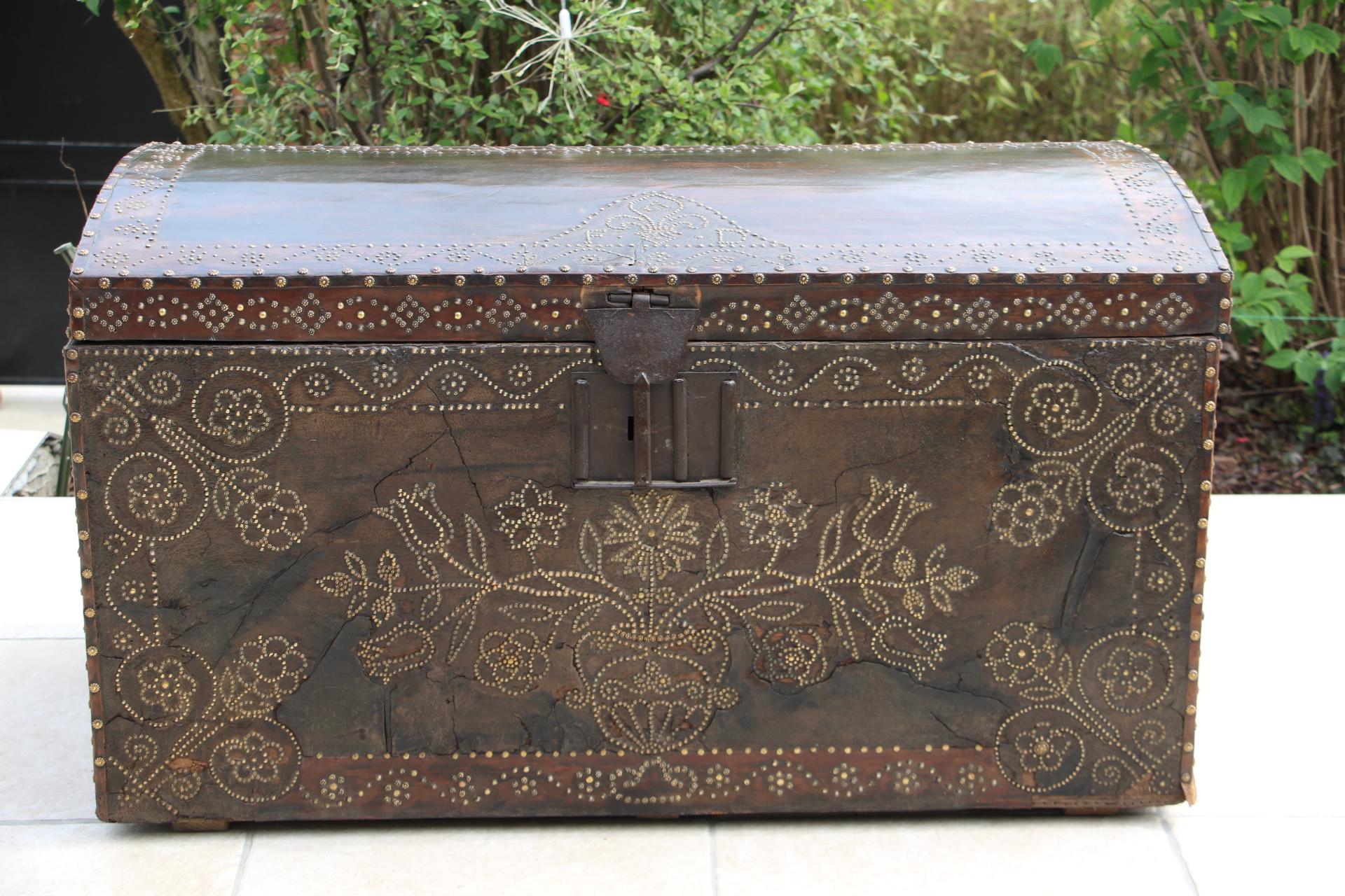 Very unique piece,this 17th century trunk features brown leather and a wonderful job of flowers drawing made with little brass studs.
It has got 2 iron side handles and an iron lock but no key. Iron hinges.
It is a large and unusual piece that