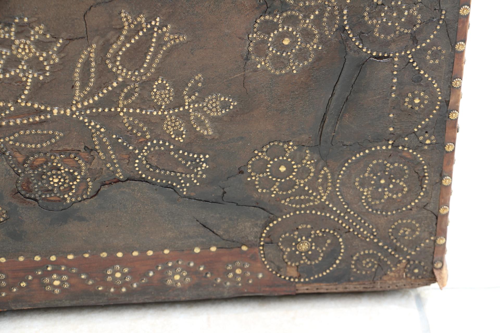 malle en cuir du 17ème siècle:: Coffre du 17ème siècle en vente 1