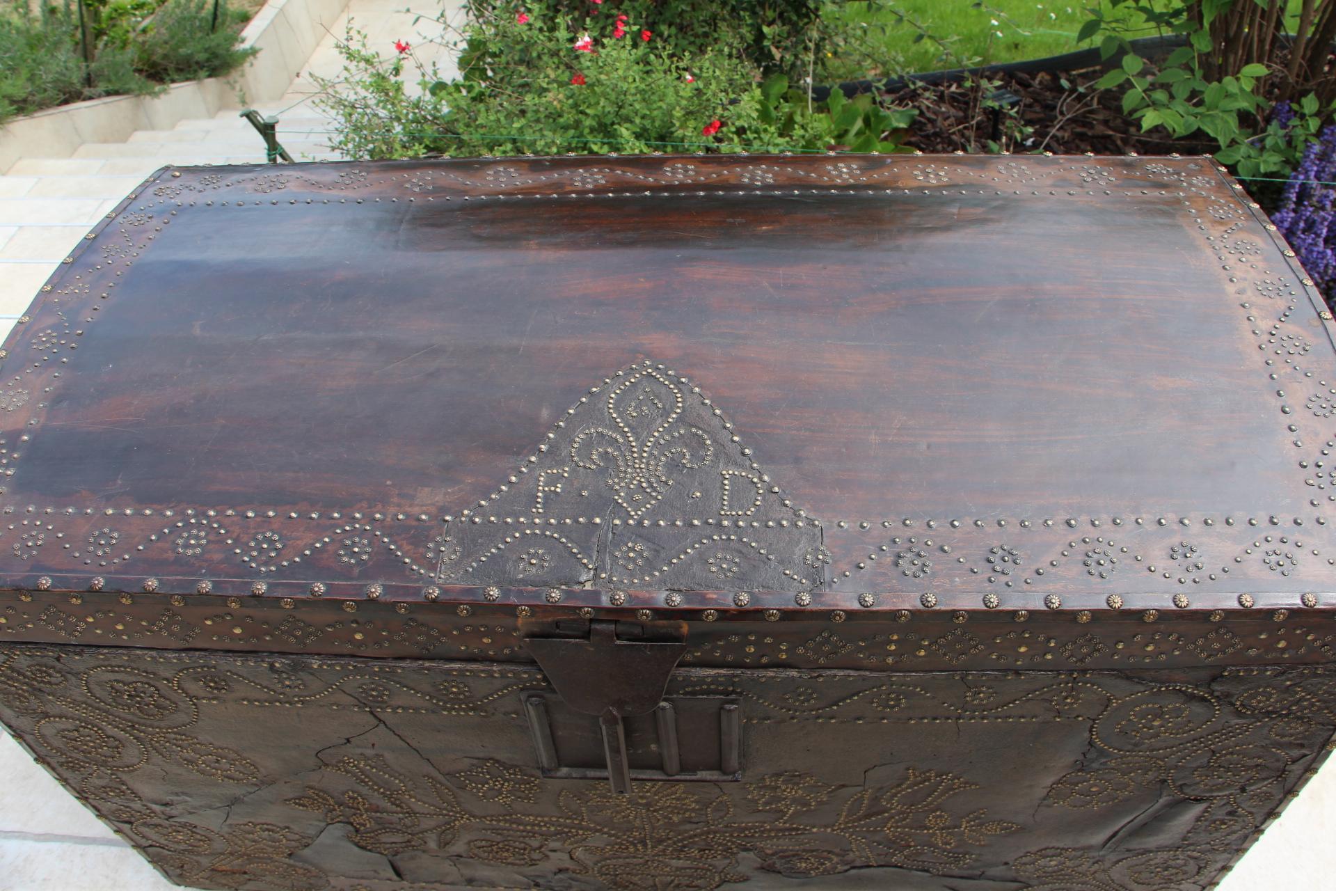 17th Century Leather Trunk, 17th Century Chest For Sale 4