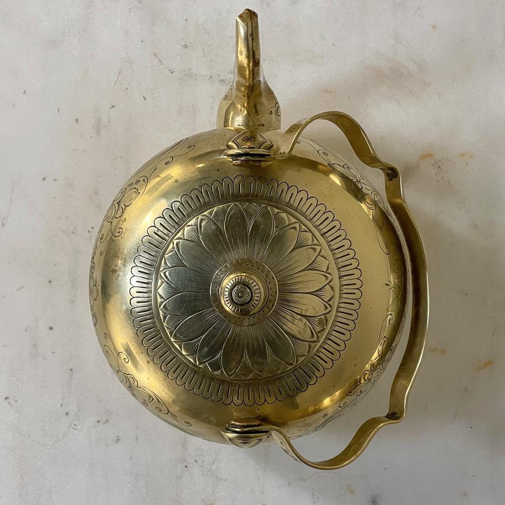 17th Century Liegoise Chiseled Brass Water Kettle For Sale 4