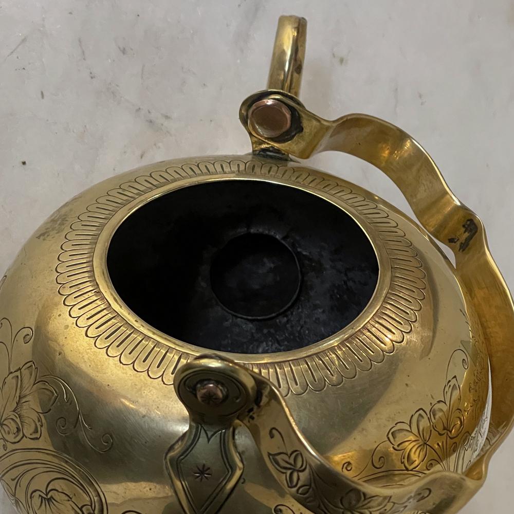 17th Century Liegoise Chiseled Brass Water Kettle For Sale 5