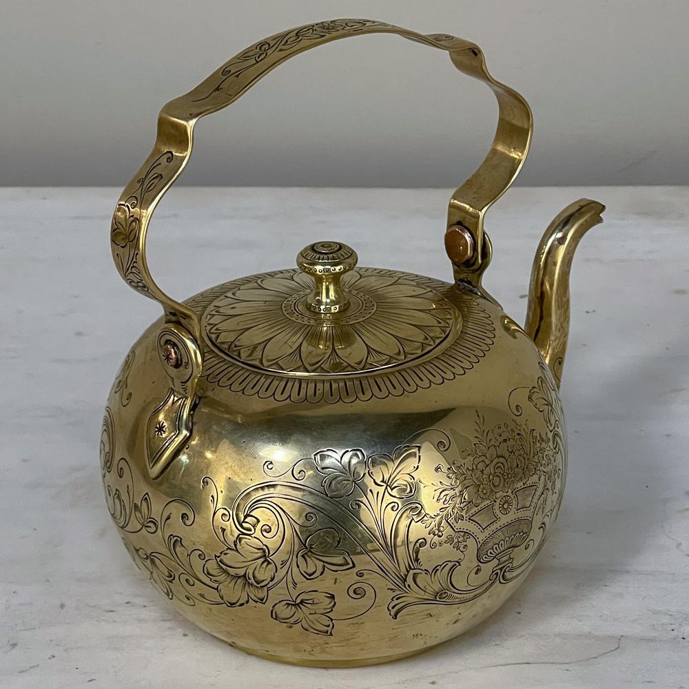 17th Century Liegoise Chiseled Brass Water Kettle In Good Condition For Sale In Dallas, TX