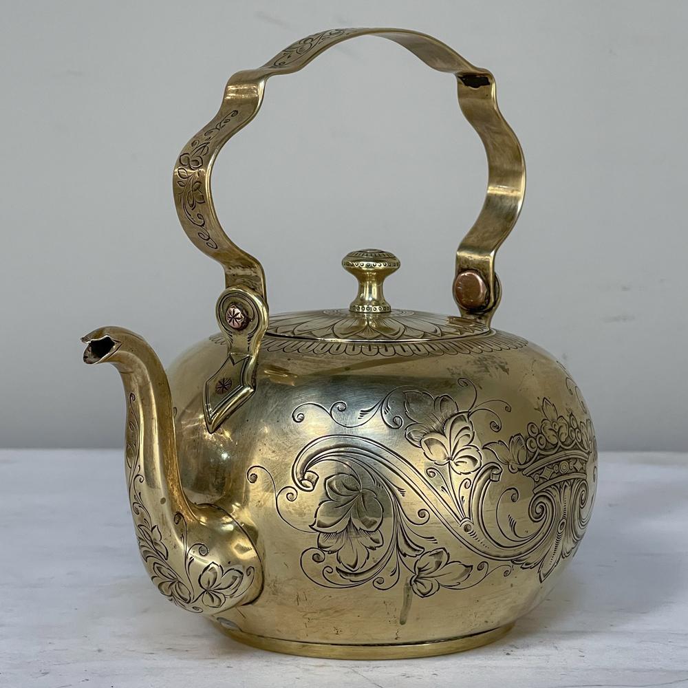 17th Century Liegoise Chiseled Brass Water Kettle For Sale 3