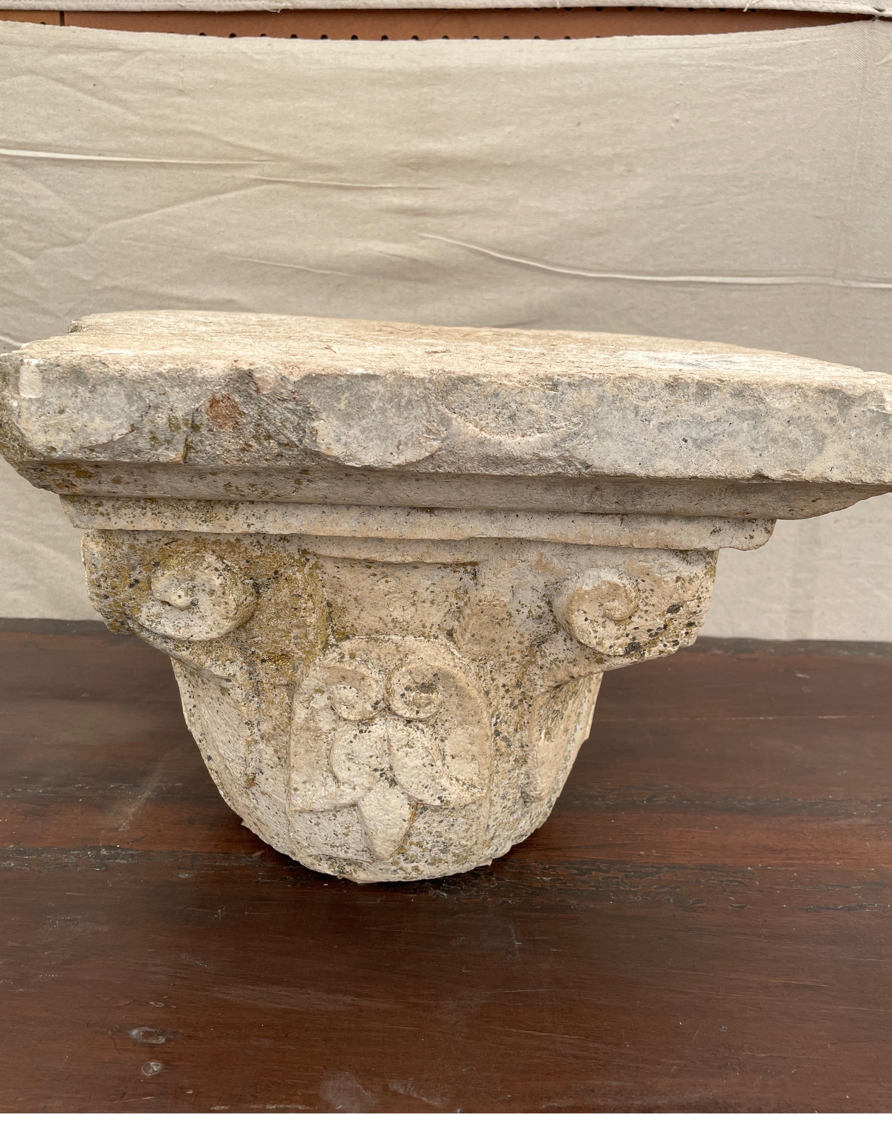Capitello in pietra calcarea del XVII secolo proveniente da Siviglia, Spagna In condizioni buone a Houston, TX