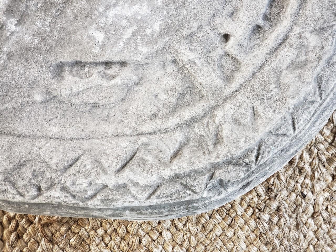 Plateau „Tisch“ aus Kalkstein aus Indonesien (Geschmiedet) im Angebot