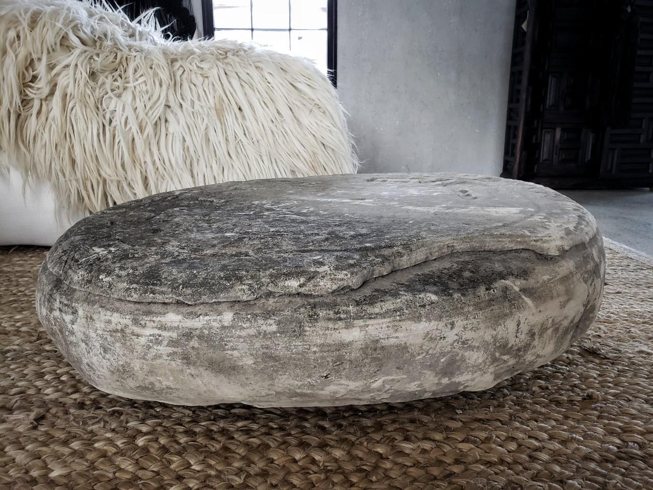 Calcaire Table en pierre calcaire du 17e siècle  de l'Indonésie en vente