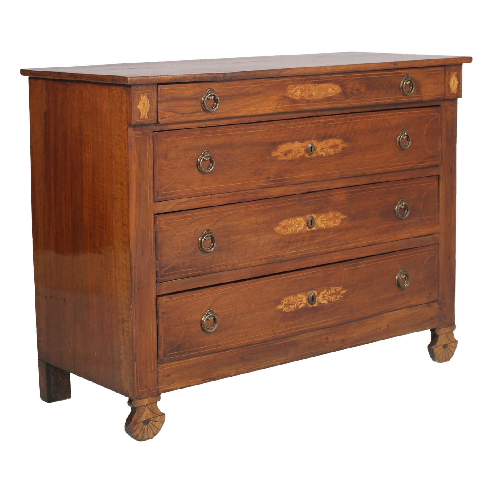Italian antique precious mid-1600, Lombard-Piedmont chest of drawers all in massive walnut, with maple inlays, wax-polished. Restored the working locks
Very important chest of drawers suitable for any type of environment

Measures cm: H 90, W